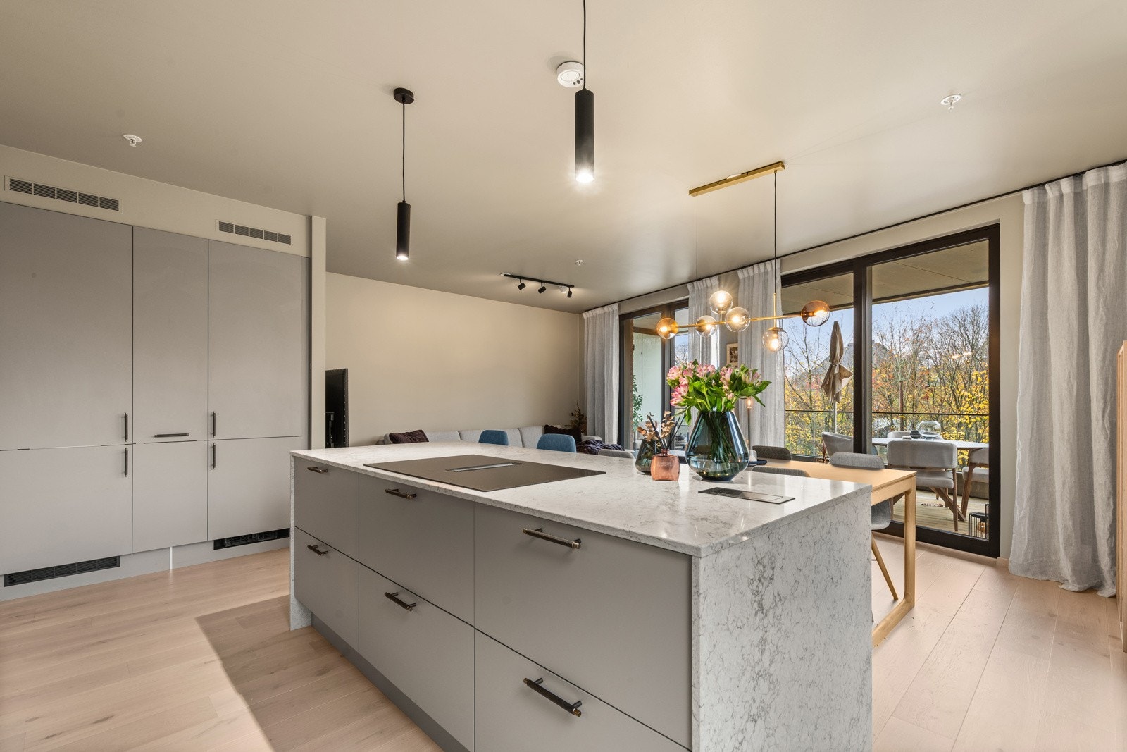 Både Waterguard og komfyrvakt er montert for ekstra sikkerhet. Her er alt lagt til rette for både hyggelige middager med venner og familie, og en funksjonell hverdag med alt du trenger innen rekkevidde. Galleribilde