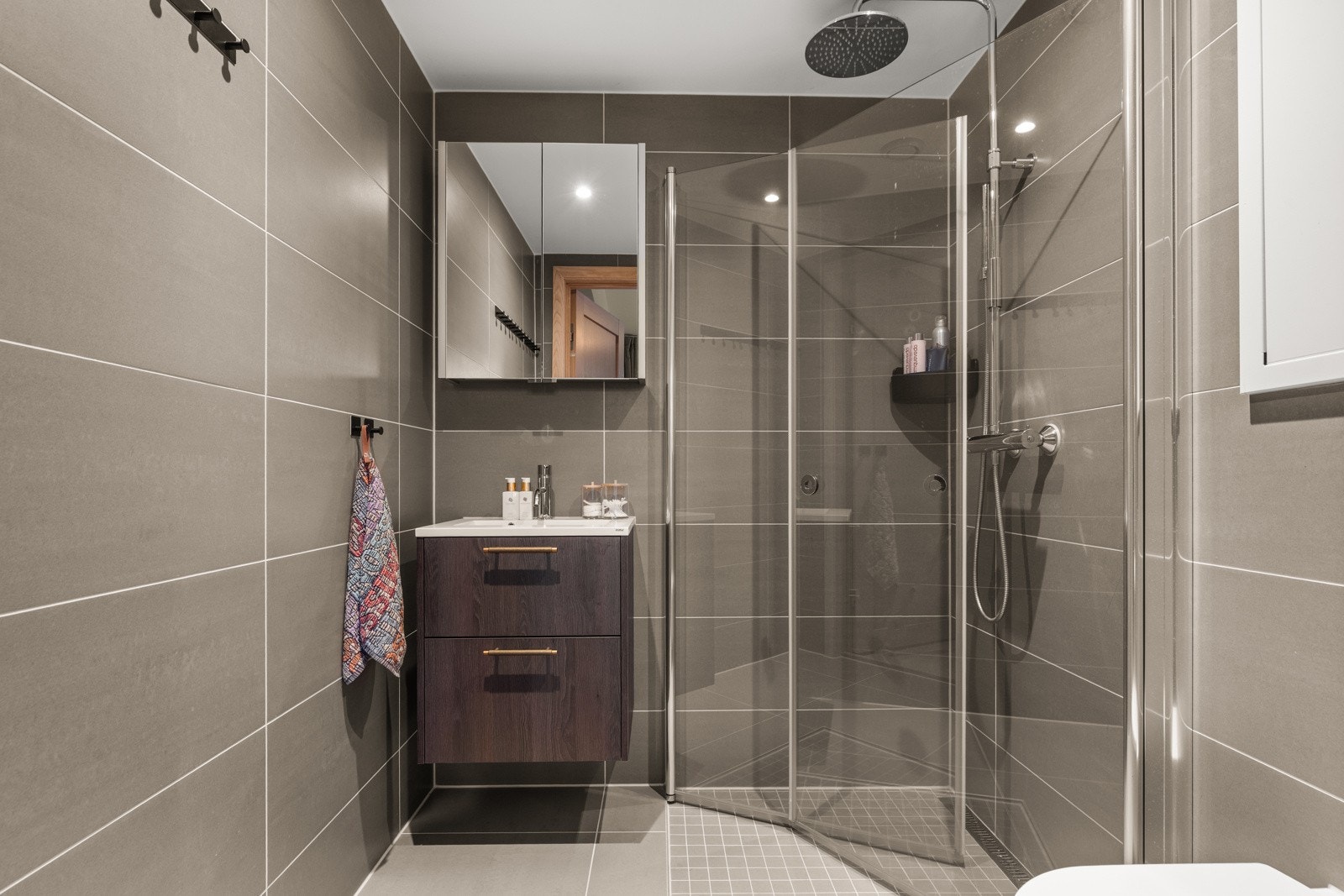 Hovedsoverommet har direkte inngang til en lekkert baderom. Galleribilde