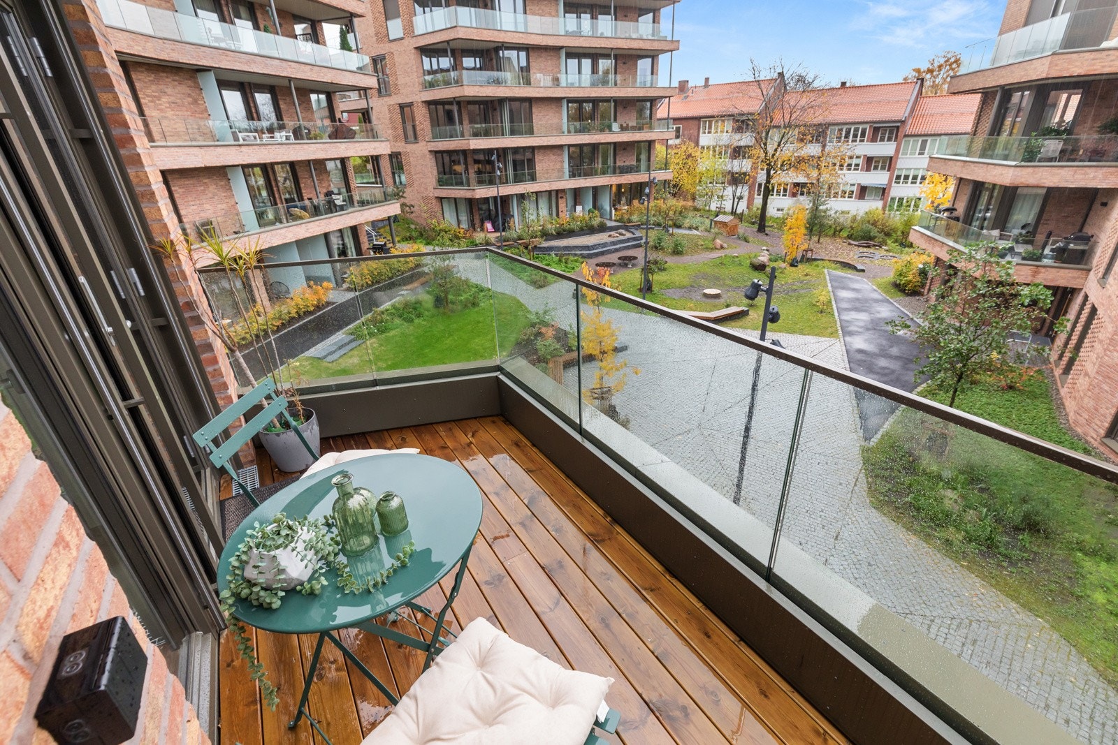 Fra soverommet er det utgang til en hyggelig balkong. Galleribilde