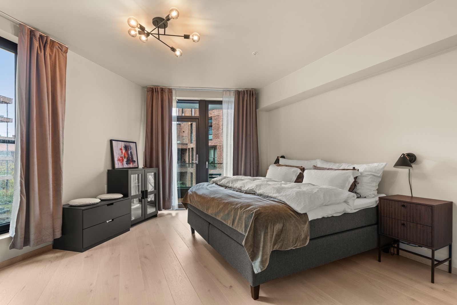 Hovedsoverommet fremstår som lyst og delikat, med plass til dobbeltseng og tilhørende møbler. Galleribilde