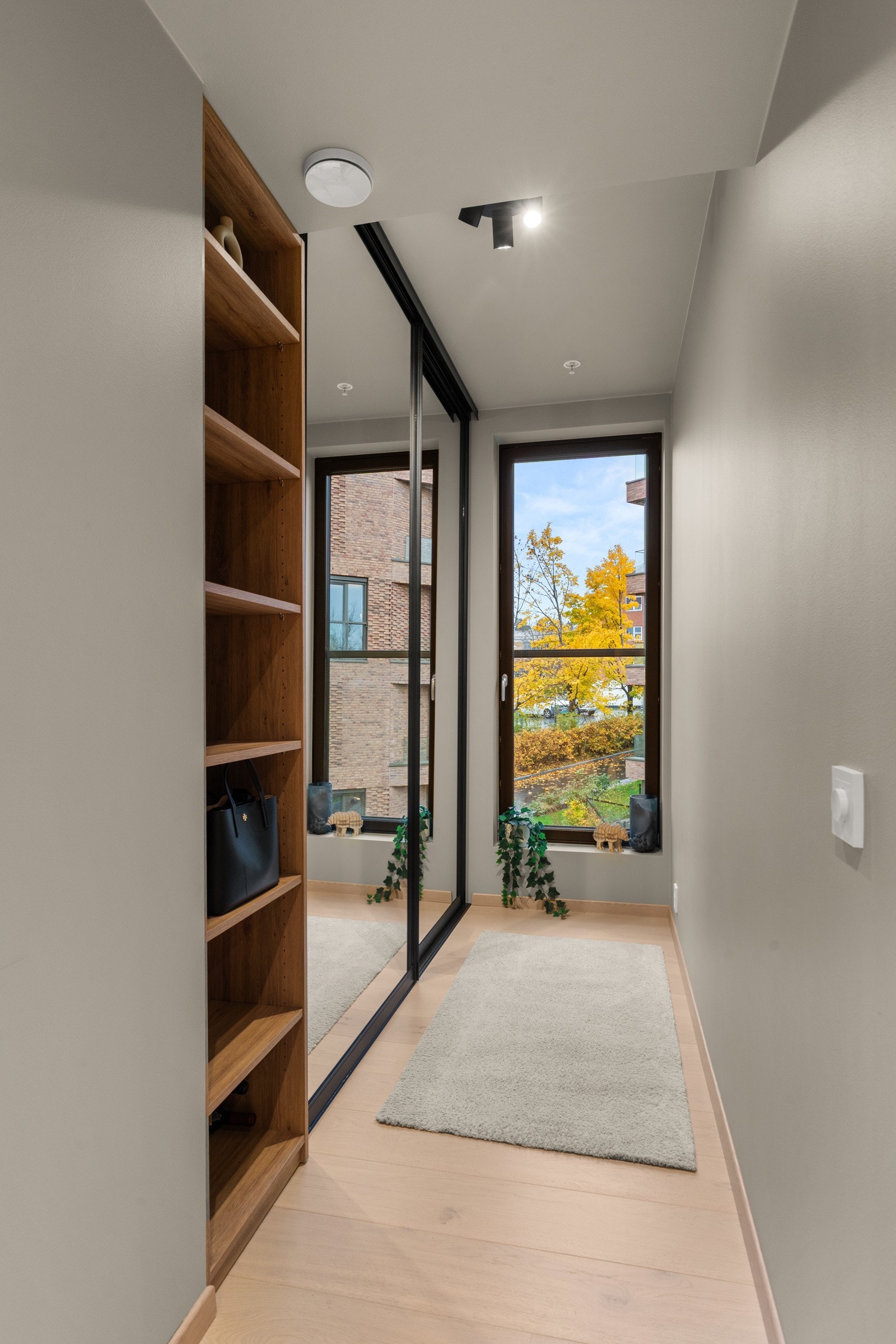 Det er romslig garderobeløsning i tilknytning entréen - som gir god plass til yttertøy og sko, og sørger for en ryddig og funksjonell start på hjemmet. Galleribilde