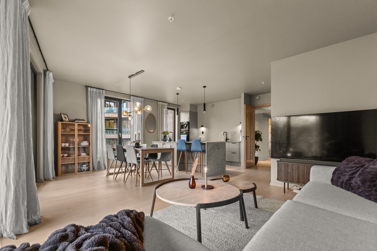 Leiligheten har påkostede materialvalg, vannbåren gulvvarme og enstavs eikeparkett. Galleribilde