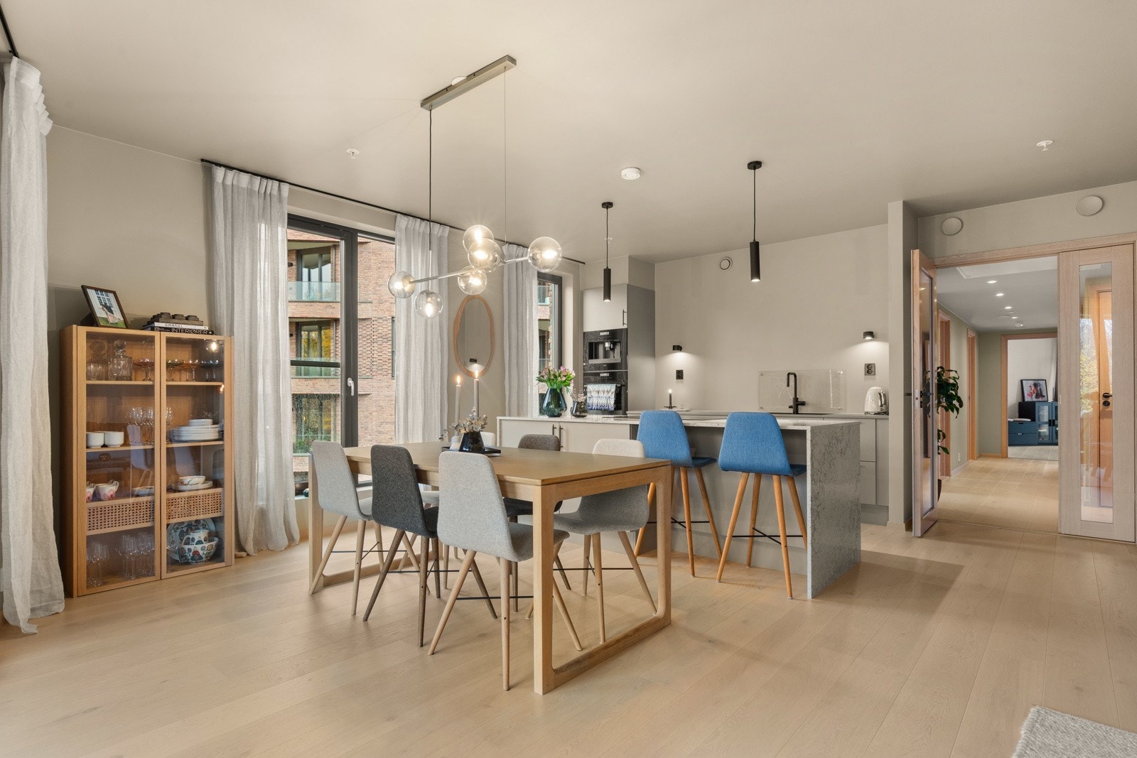 Det er en naturlig plassering til spisegruppe mellom stuen og kjøkkenet. Galleribilde