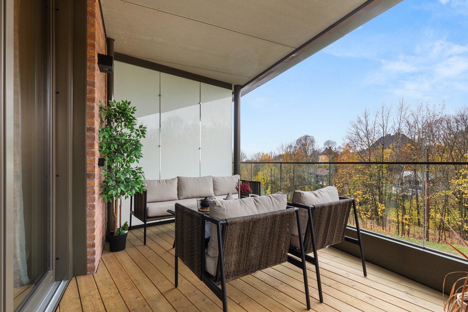 Fra stuen er det direkte utgang til en flott balkong med utsikt. Galleribilde