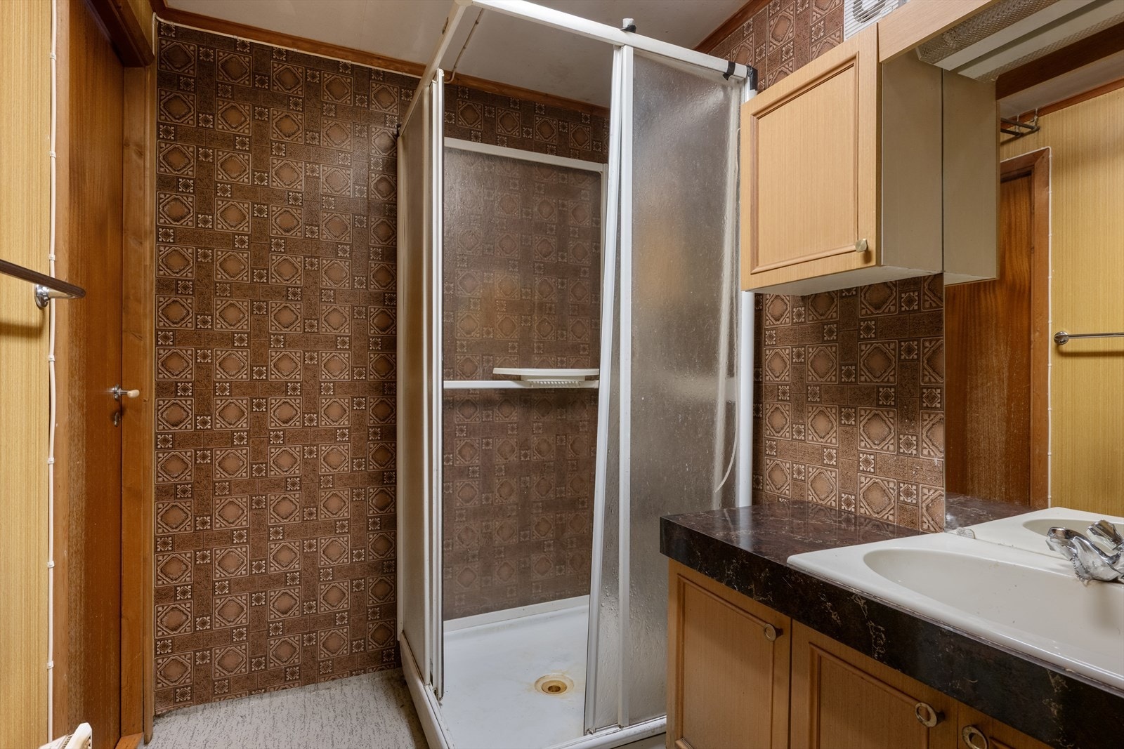 På badet er det dusjkabinett. Galleribilde