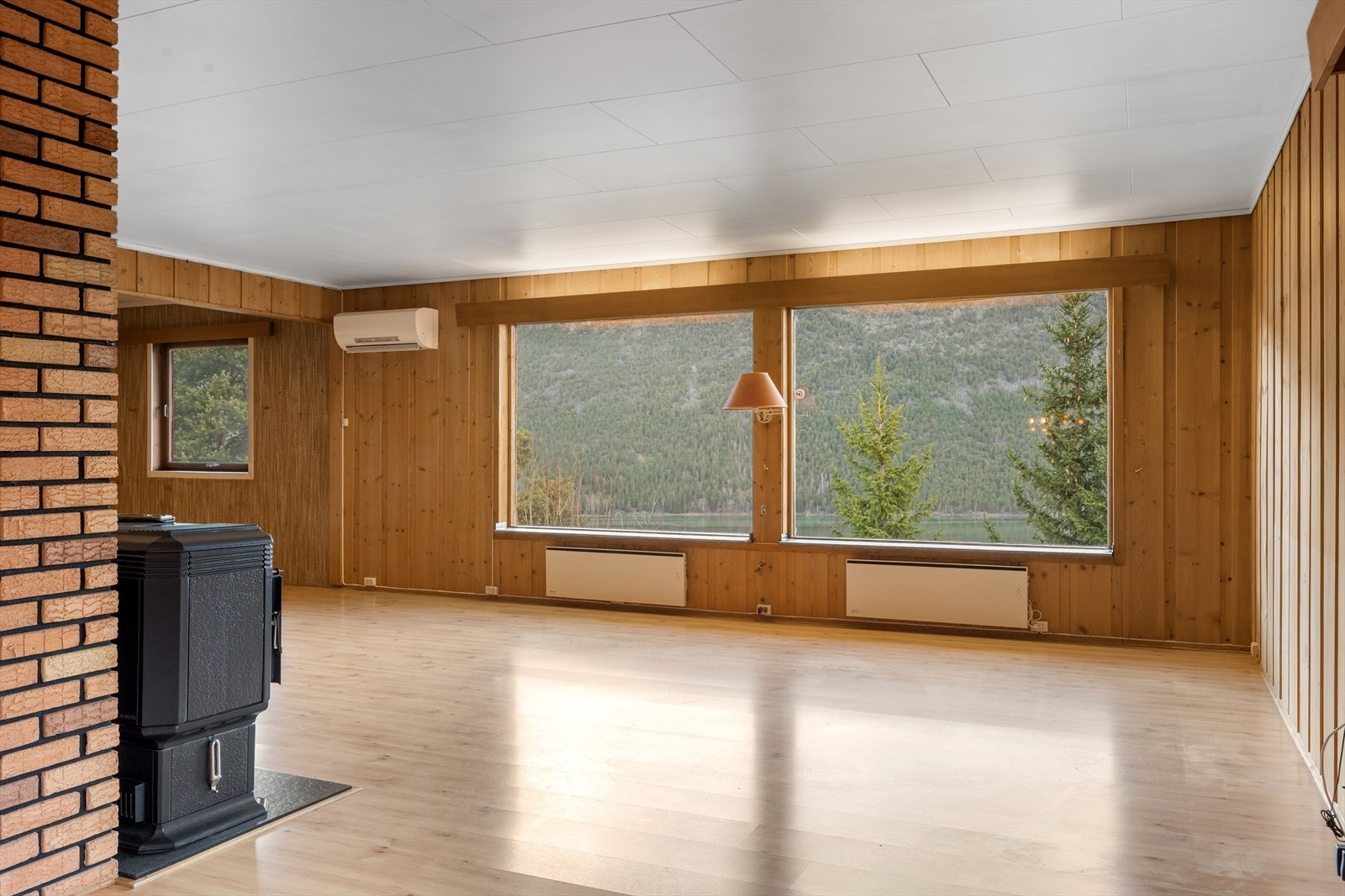I stua er det vedovn og varmepumpe. Galleribilde