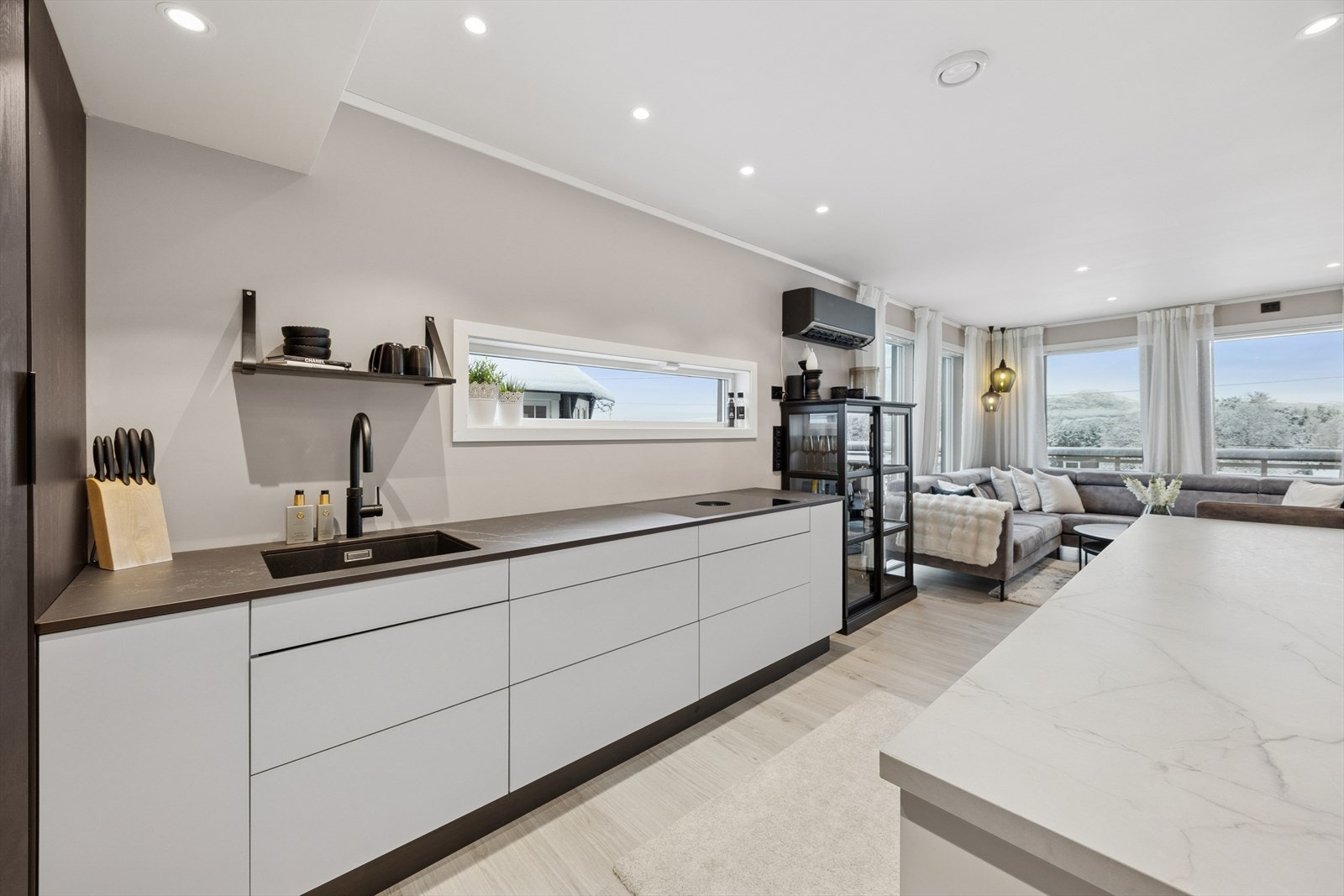 Kjøkkenet har godt med skap- og benkeplass. Galleribilde