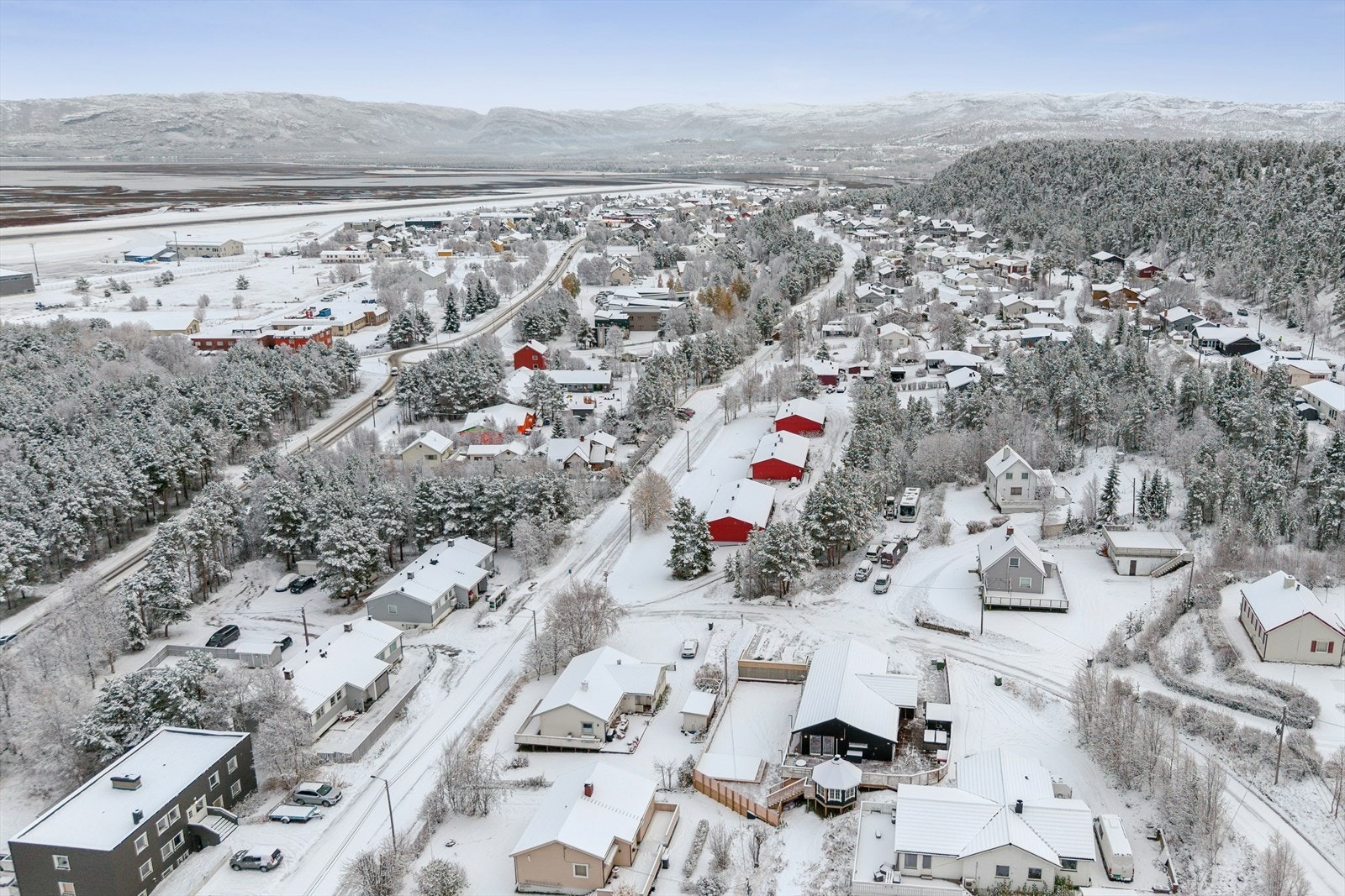 Dronefoto av eiendom og nærområde. Galleribilde
