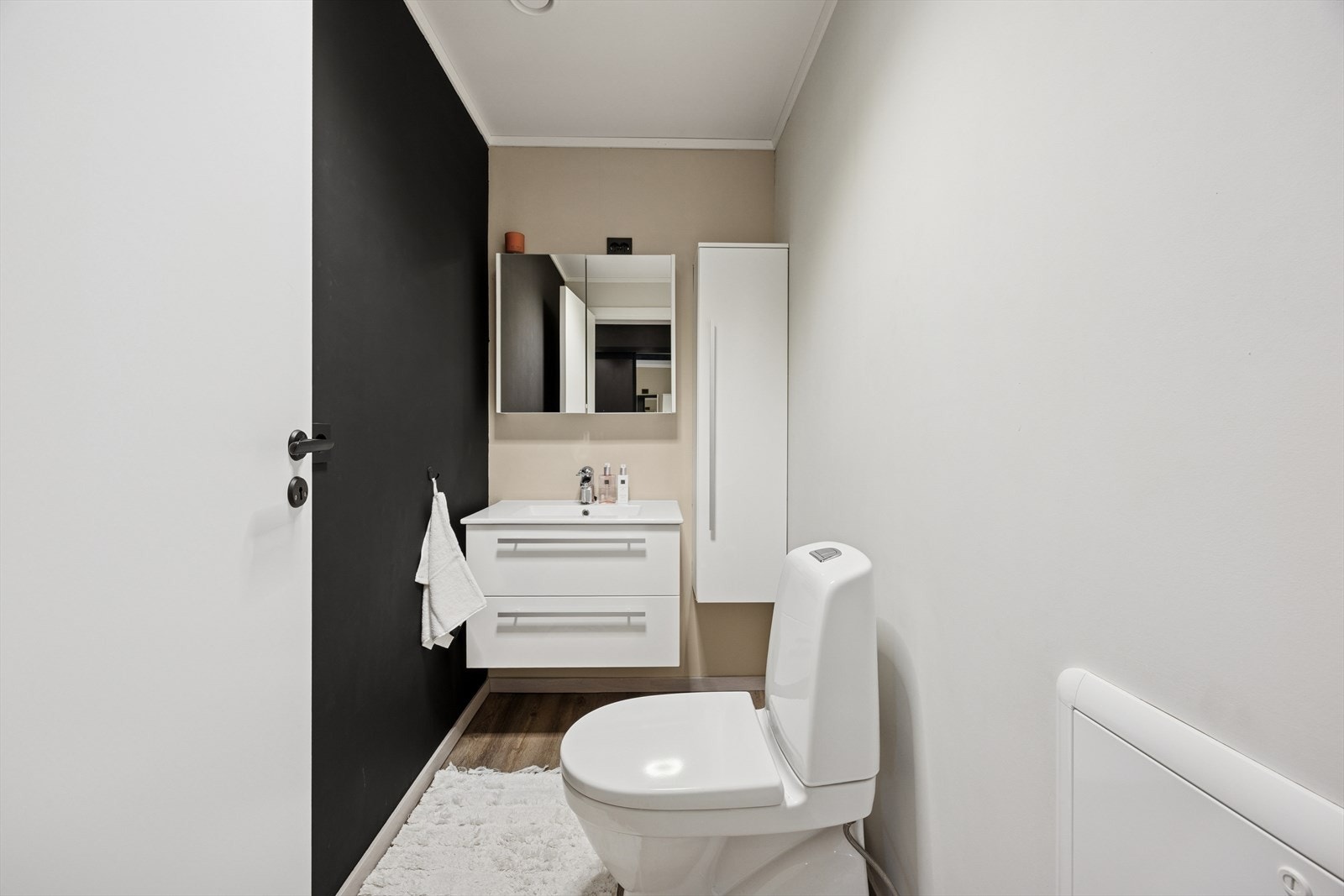 Med adkomst fra entreen finner du et praktisk toalettrom. Galleribilde