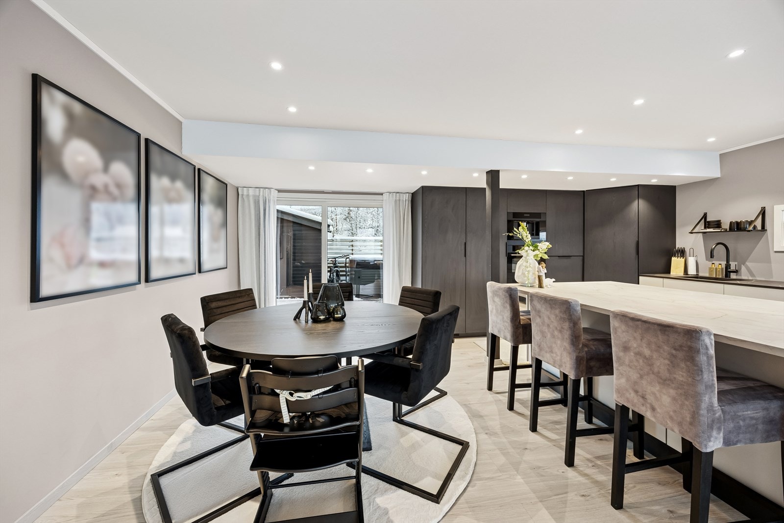 Downlights er integrert i himlingen og bidrar til en moderne og funksjonell belysning. Galleribilde