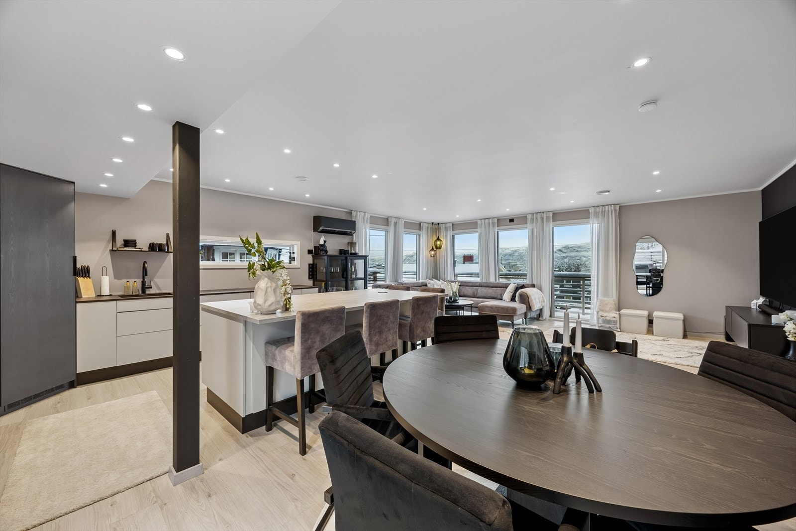 Kjøkkenøya fungerer både som en utvidet arbeidsflate og som en praktisk plass for raske måltider. Galleribilde