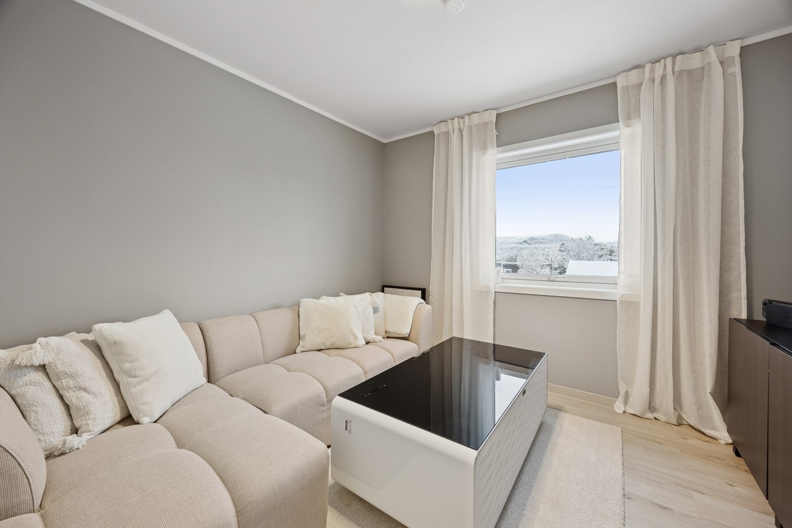 Rommet er godkjent som soverom i hoveddelen, er nå innredet og benyttet som stue. Galleribilde