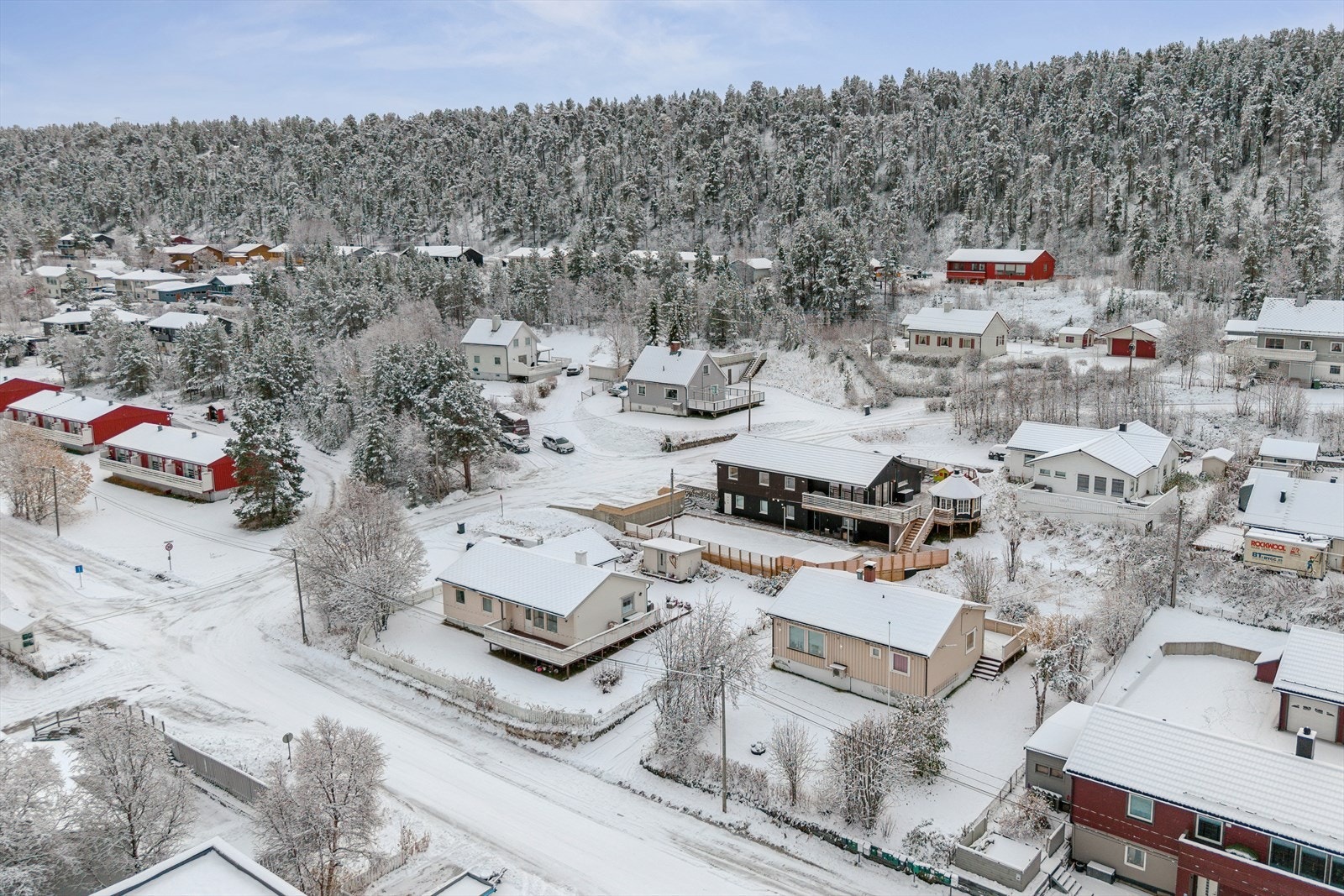 Nærmeste bussholdeplass er ved Betongveien, ca. 4 minutters gange unna, og Alta lufthavn nås på ca. 11 minutters gange. Galleribilde