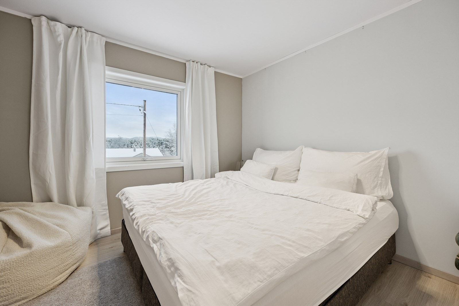 Soverom med god plass til seng og tilhørende møbler. Galleribilde