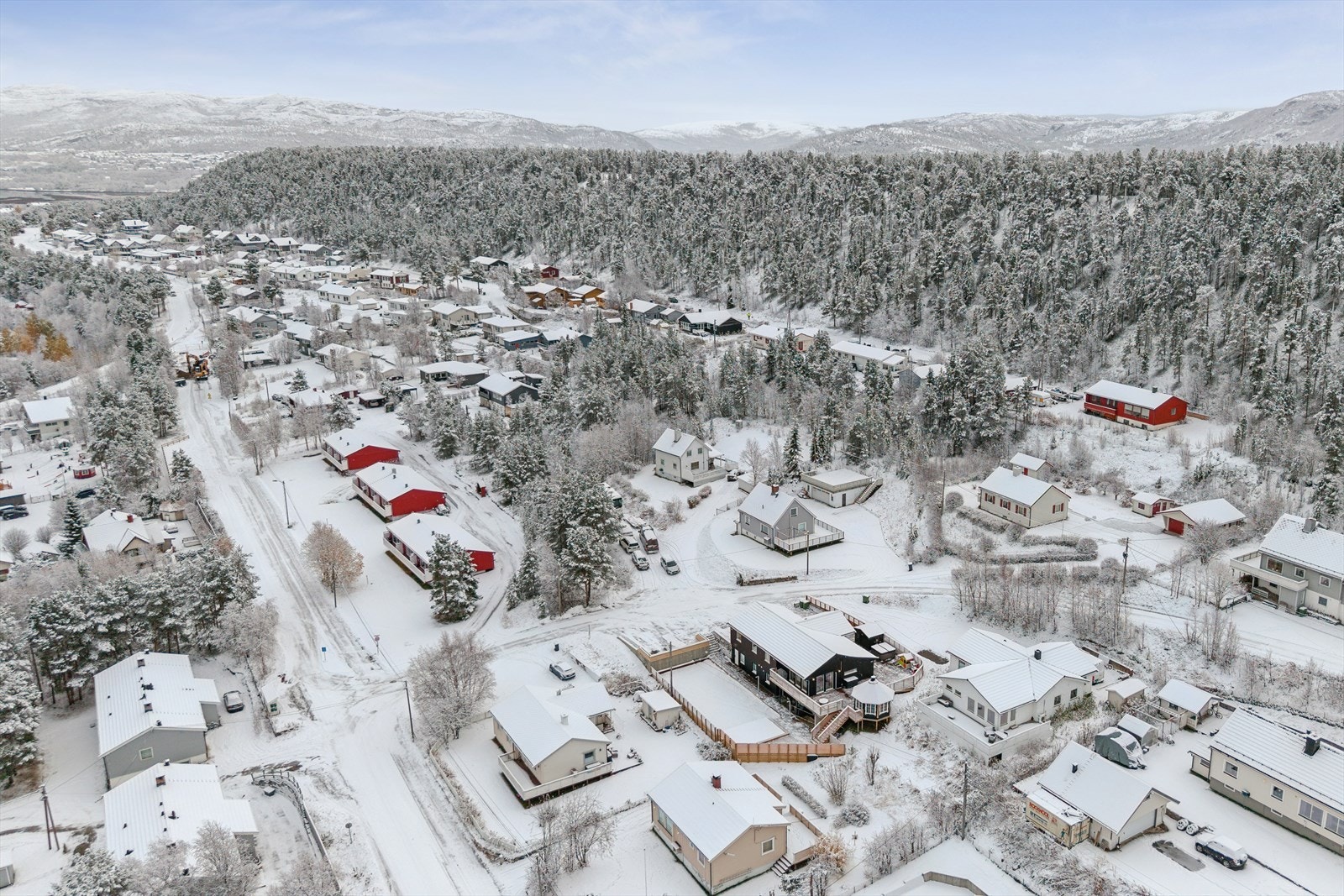 Altaelva, kjent for sin storlaks, ligger i nærheten, og populære badeplasser som Latari er lett tilgjengelige. Rafsbotn alpinanlegg ligger ca. 20 km unna, og Byløypa tilbyr rundt 60 km med oppkjørte lysløyper. Galleribilde