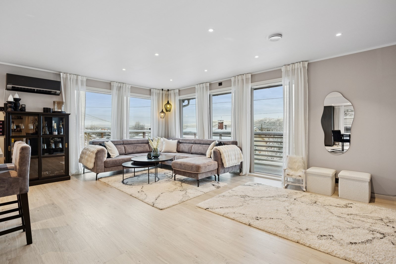 Stuen har store vindusflater som slipper inn godt med naturlig lys. Galleribilde