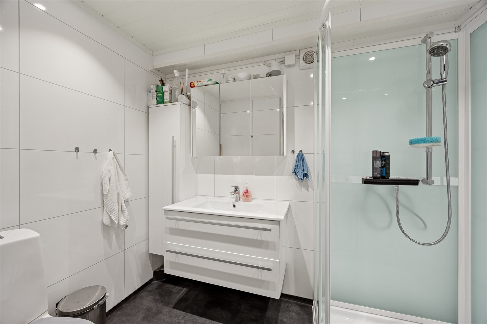 Flislagt baderom som varmes opp ved bruk av varmekabler. Galleribilde