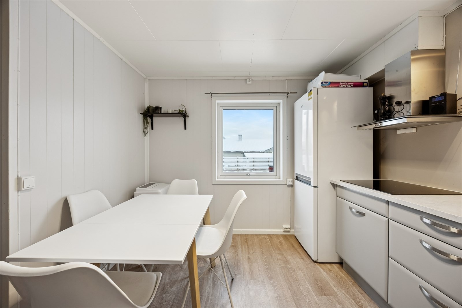 Kjøkkenet har god plass til en funksjonell spisegruppe, som gjør det enkelt å kombinere matlaging og måltider. Galleribilde