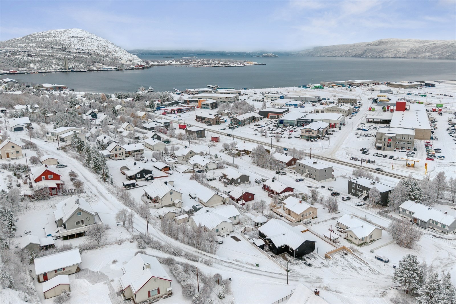 Området gir gode friluftsmuligheter året rundt, med nærhet til jakt, fiske, båtliv, scooterkjøring og toppturer. Galleribilde