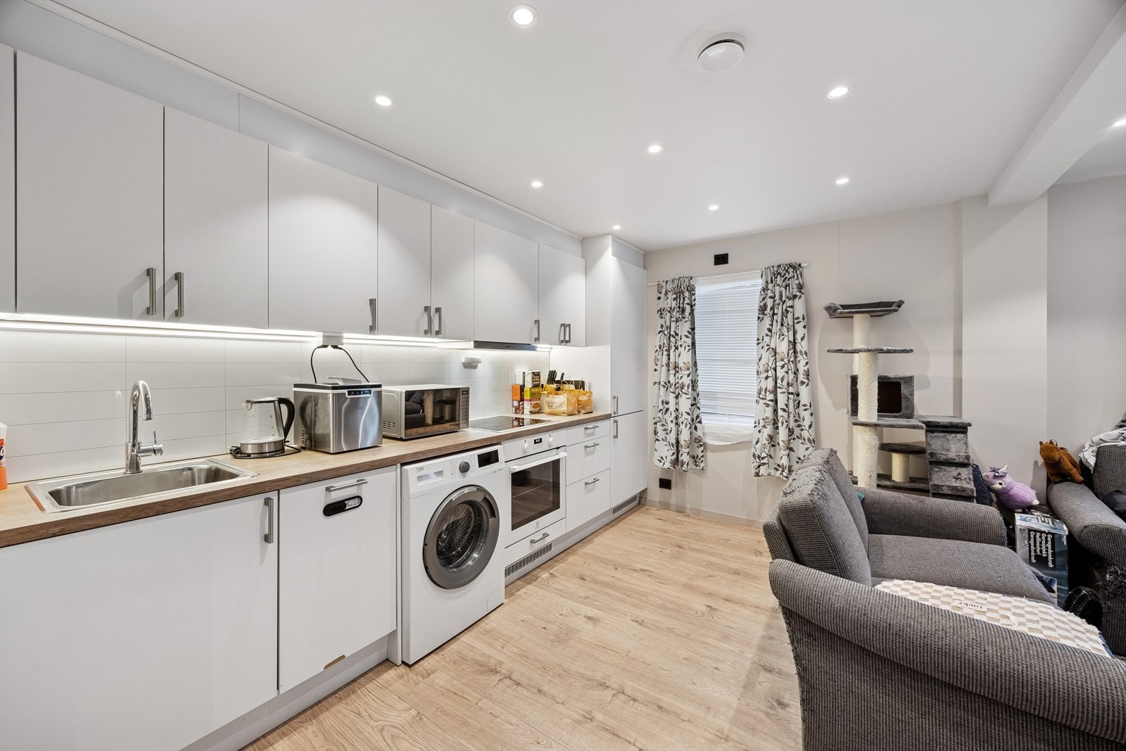 Her finner du en åpen stue- og kjøkkenløsning. Galleribilde