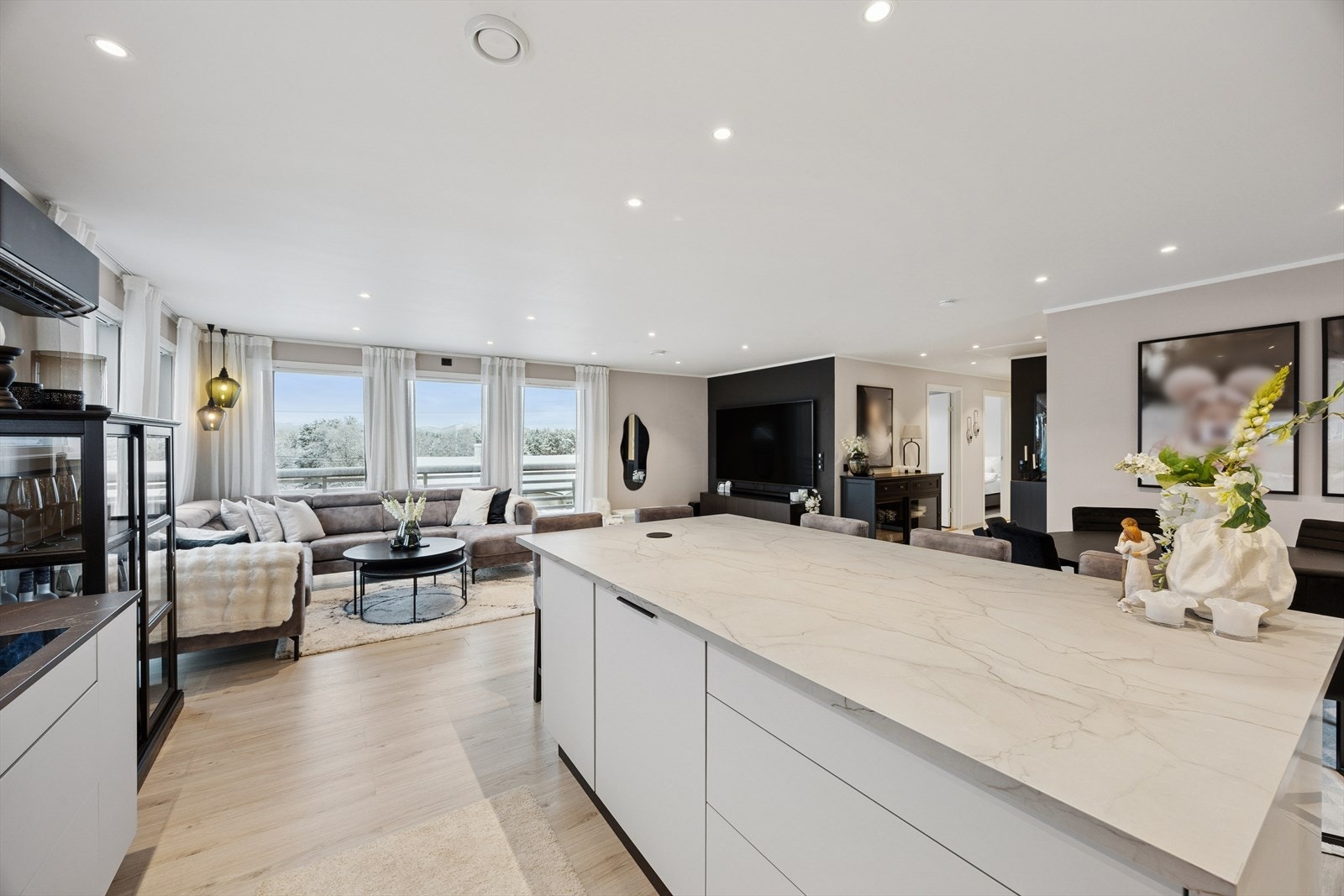 Den åpne løsningen mellom stue og kjøkken gir romslige muligheter for både sofakrok og spiseplass. Galleribilde