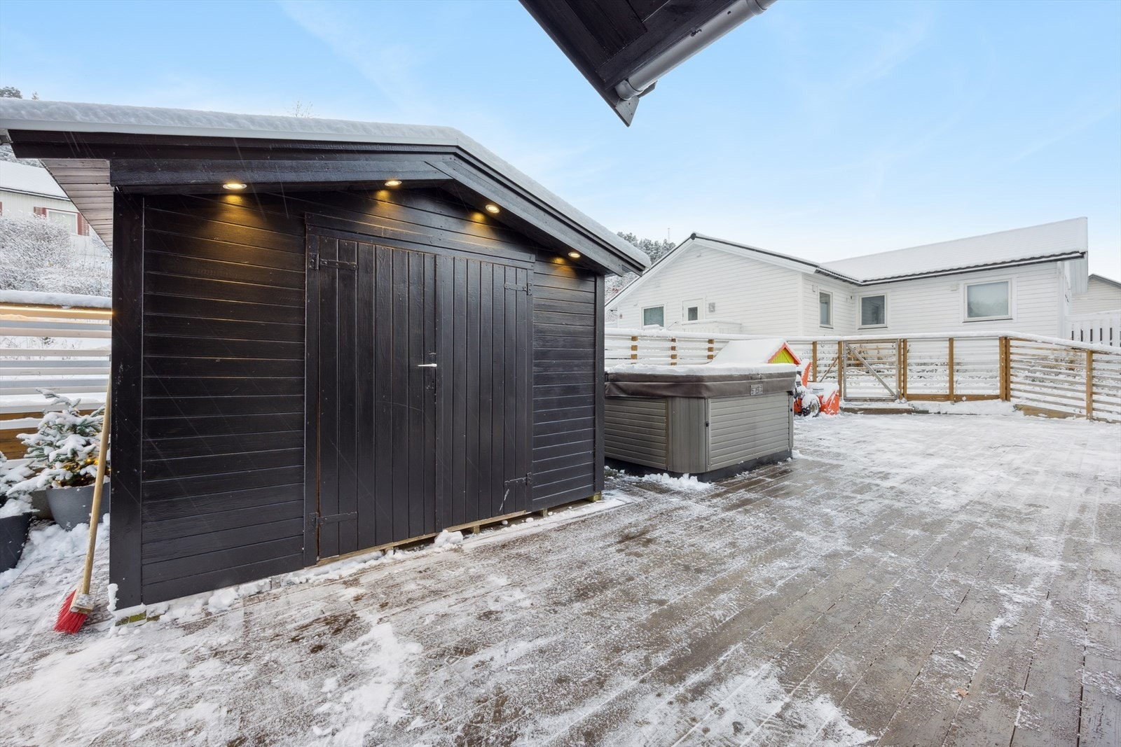 Utvendig bod med god plass til oppbevaring. Galleribilde