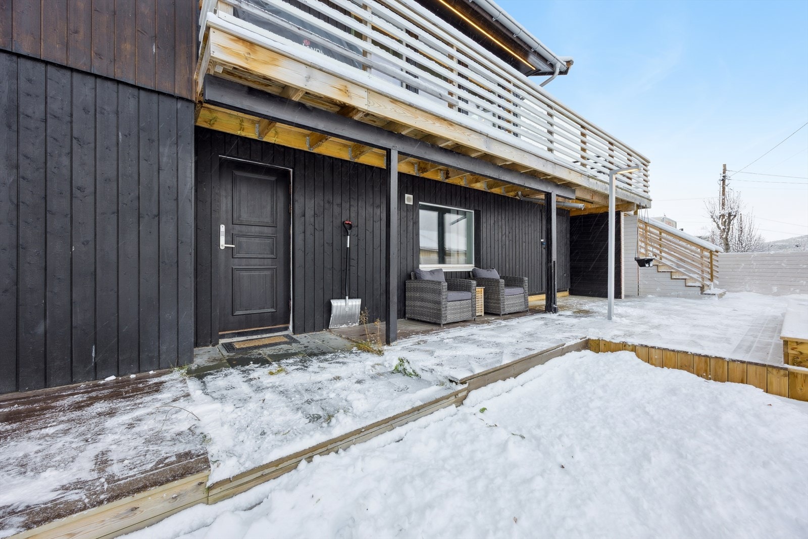 I boligens underetasje finner du to utleiedeler, hvorav kun den ene er søkt/godkjent. Se pkt. ferdigattest. Galleribilde