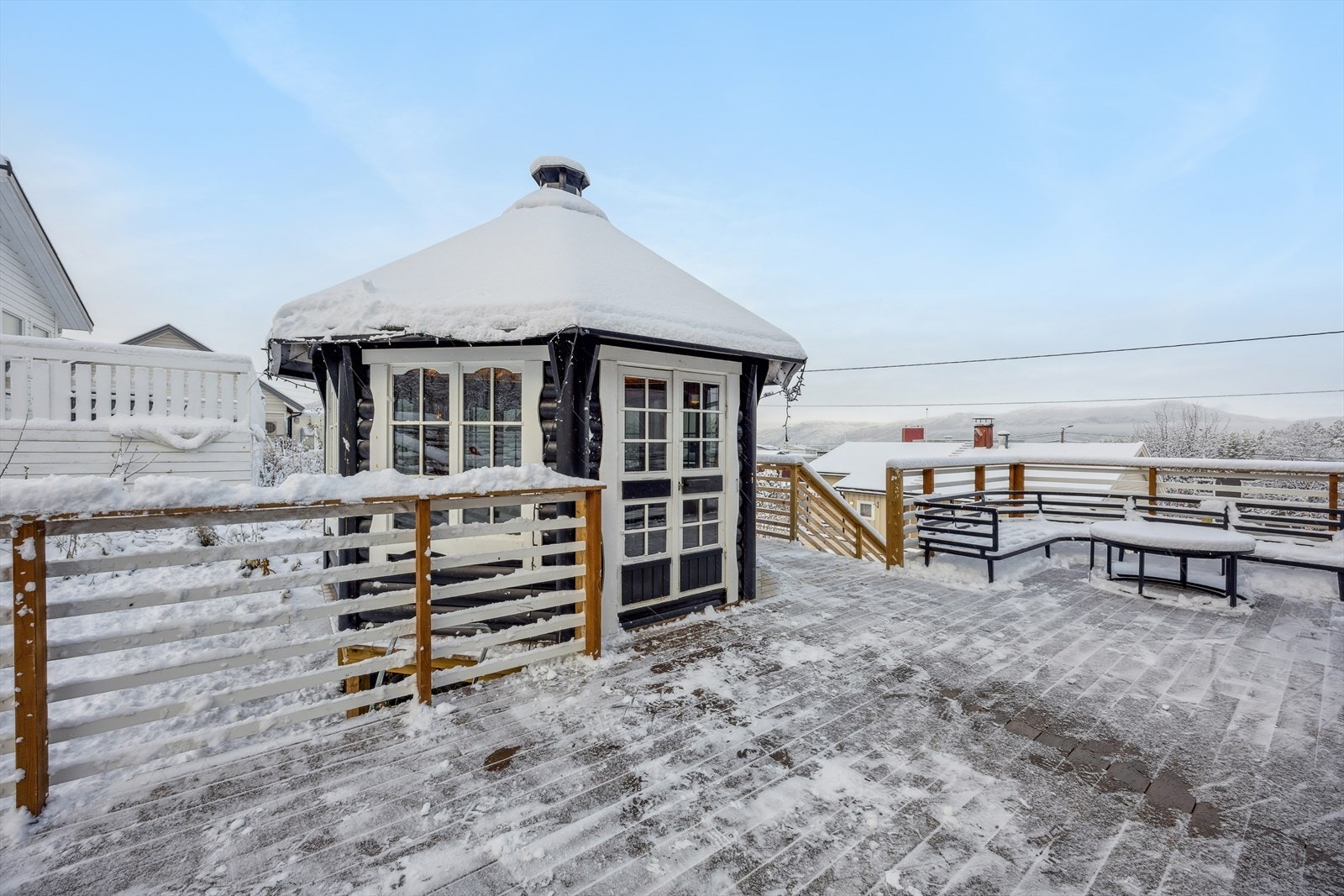 Terrassen er utstyrt med et grillhus. Galleribilde