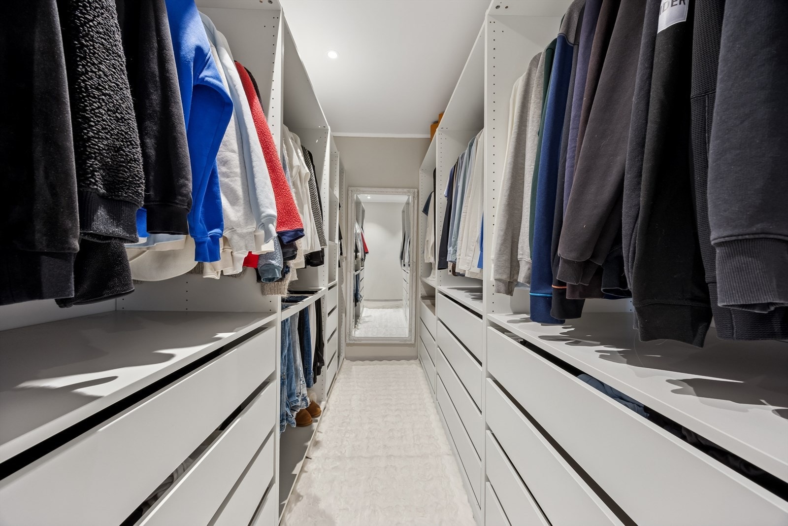 Romslig walk-in garderobe. Galleribilde