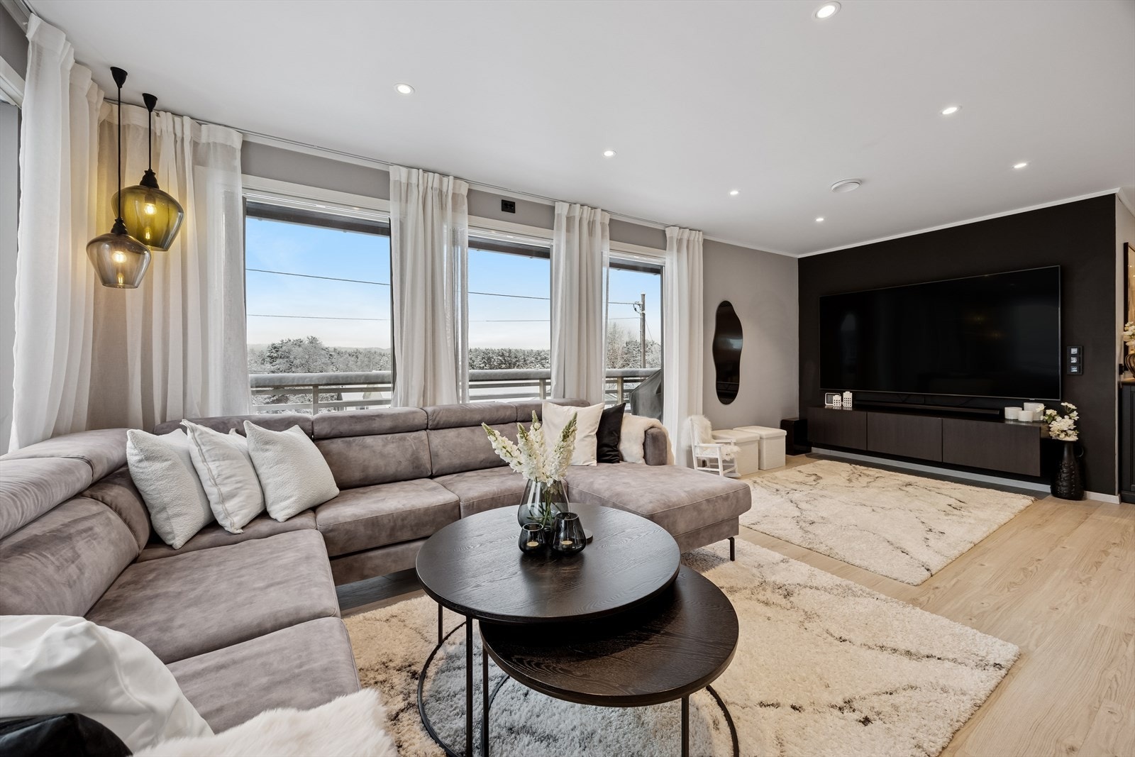 Sofakroken er plassert ved vinduene, noe som gir godt lysinnslipp og en hyggelig utsikt. Galleribilde