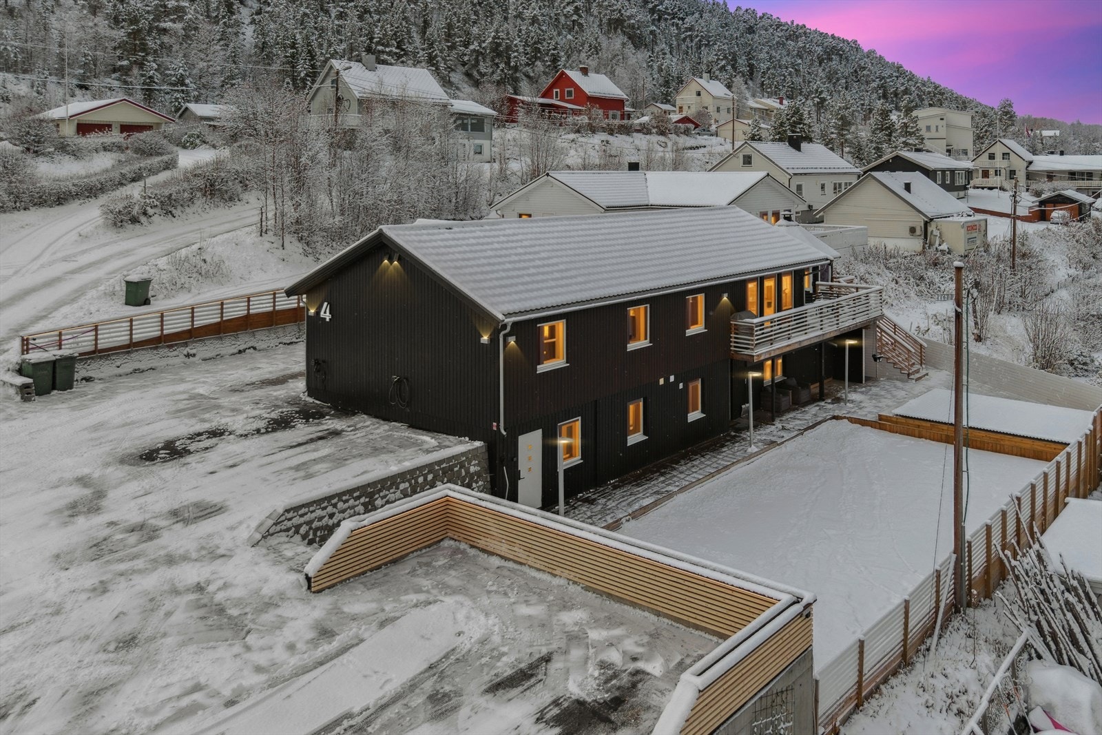 Enebolig med fin beliggenhet i et populært boligområde nær Elvebakken bydelssenter, med kort vei til skoler, barnehager, kollektivtransport og et variert utvalg av butikker og servicetilbud.
Legg merke til at boligen har et midlertidig basseng! Galleribilde