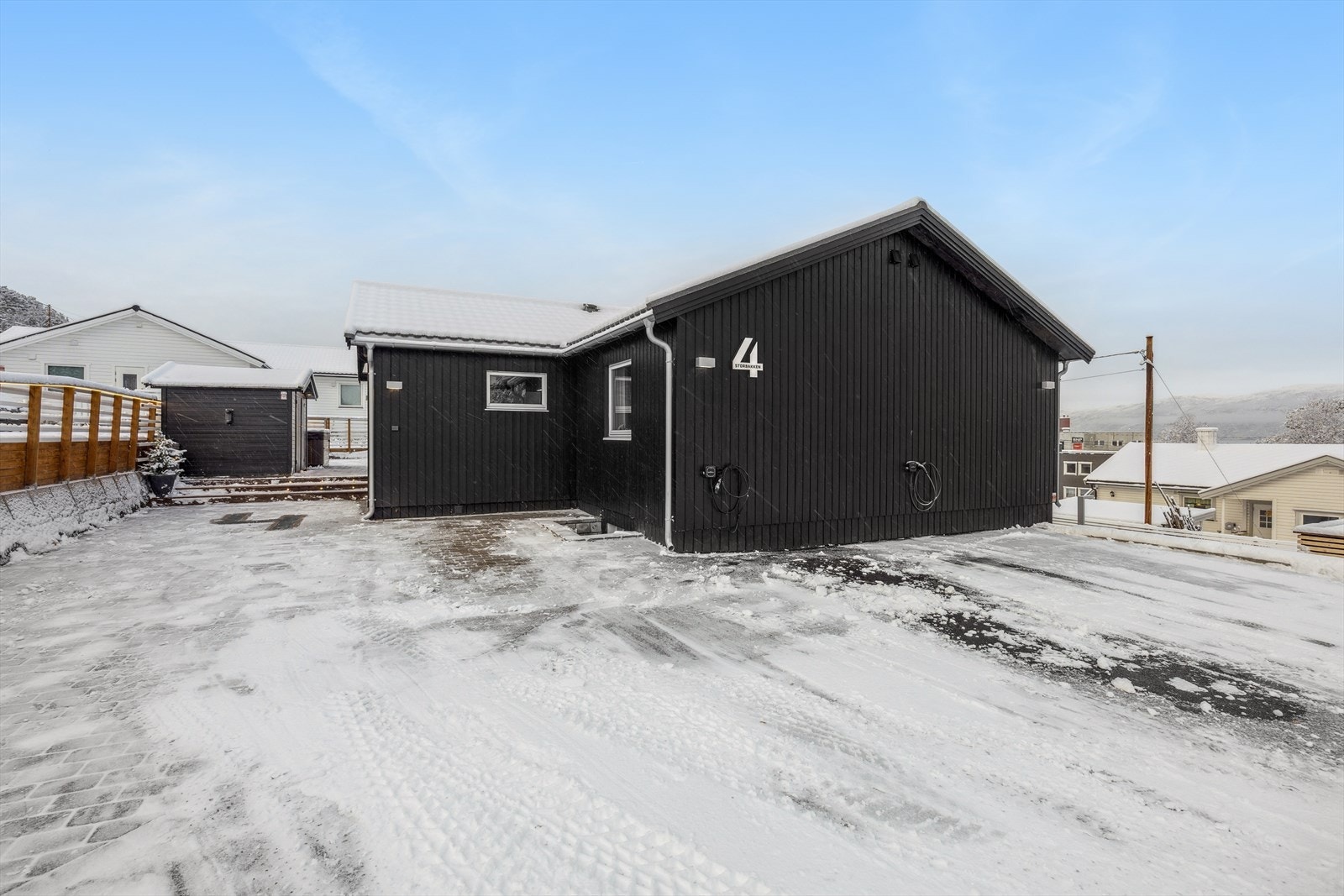 Det er gode parkeringsmuligheter på eiendommen. Galleribilde