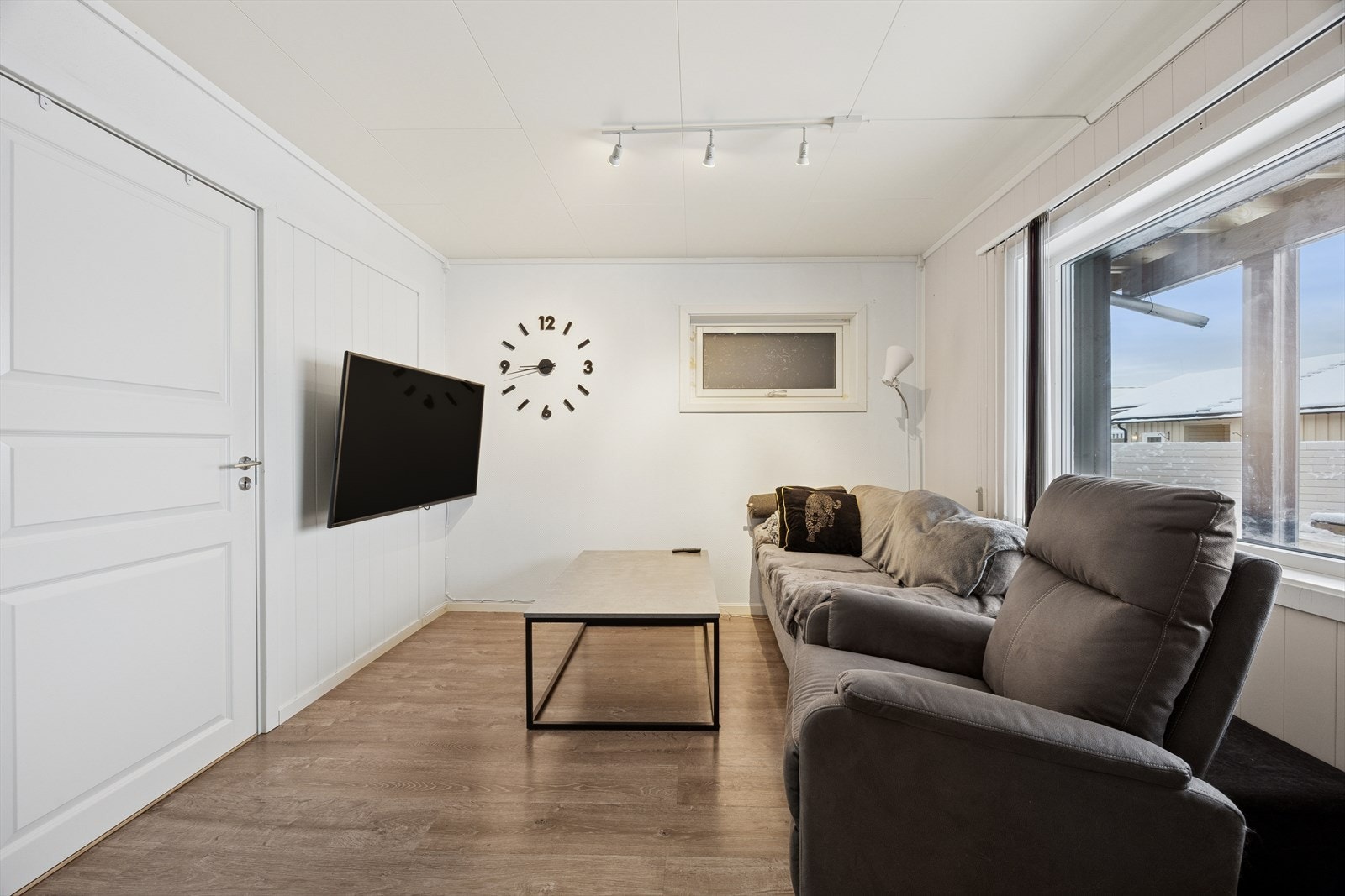 Ved vinduene er det god plass til en egen TV-krok, som kombinerer utsikt med en behagelig oppholdsplass. Galleribilde