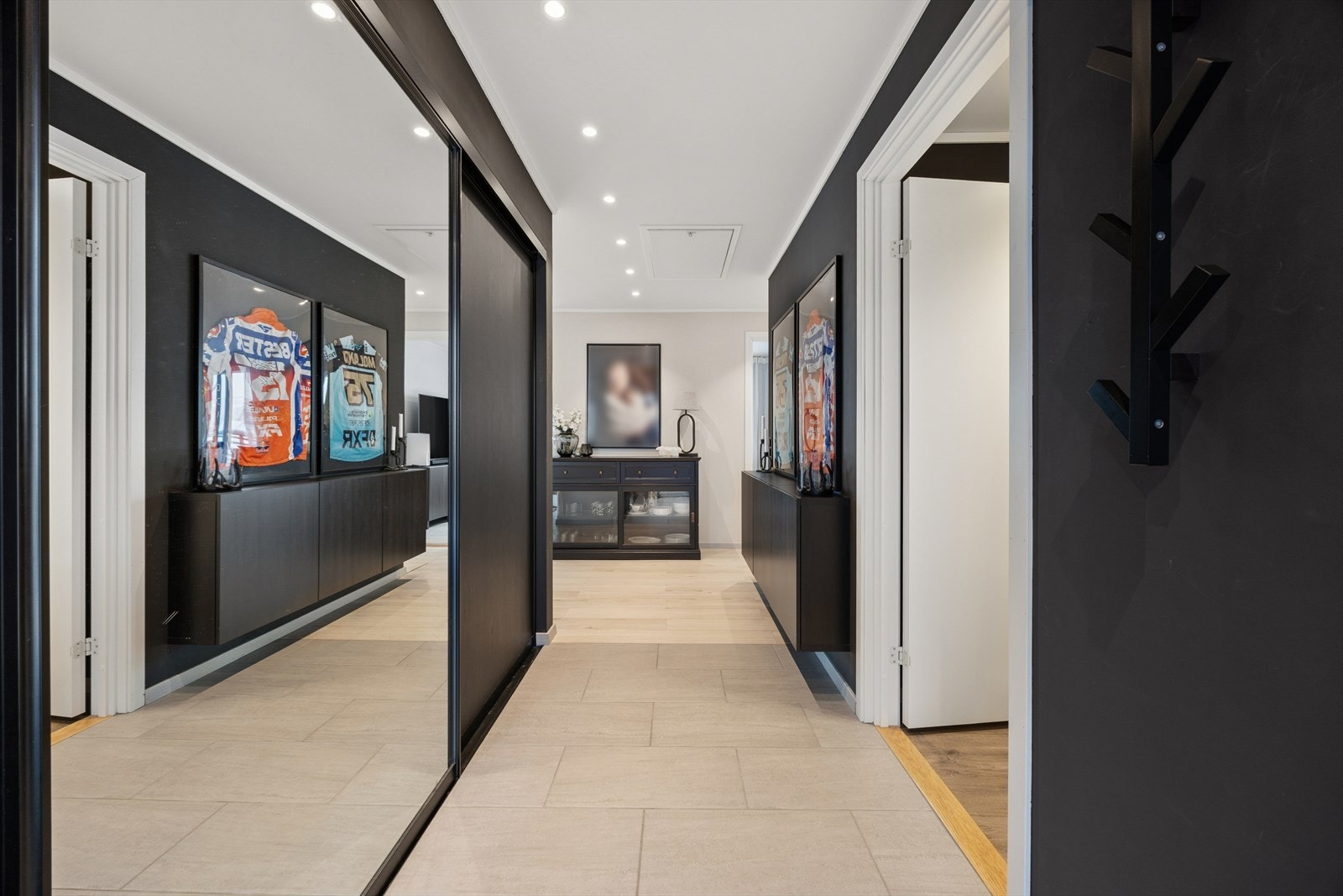 Entreen som ønsker deg velkommen inn har godt med oppbevaringsplass i en romslig skyvedørsgarderobe. Galleribilde