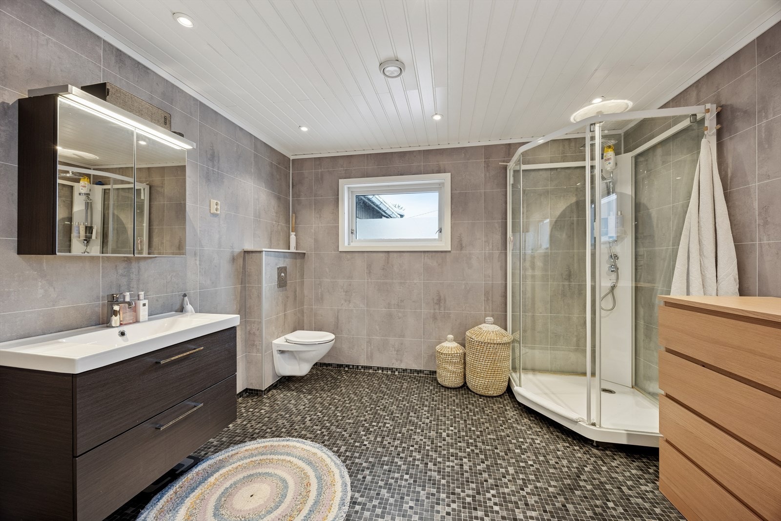 Flislagt baderom fra 2022 som varmes opp ved bruk av varmekabler. Galleribilde