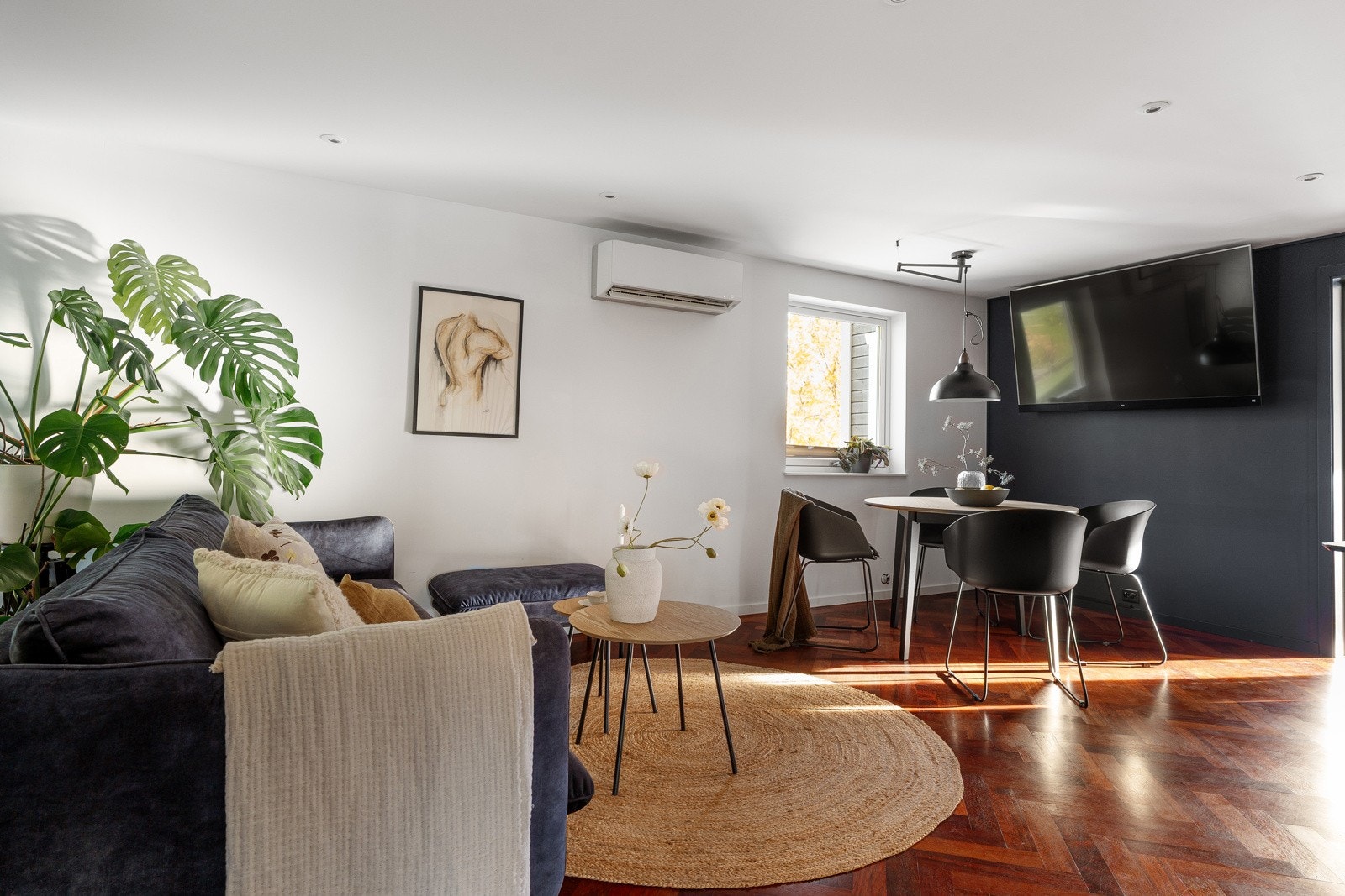 Den moderne og sosiale planløsningen inviterer til gode samtaler både fra sofa og spisebord.