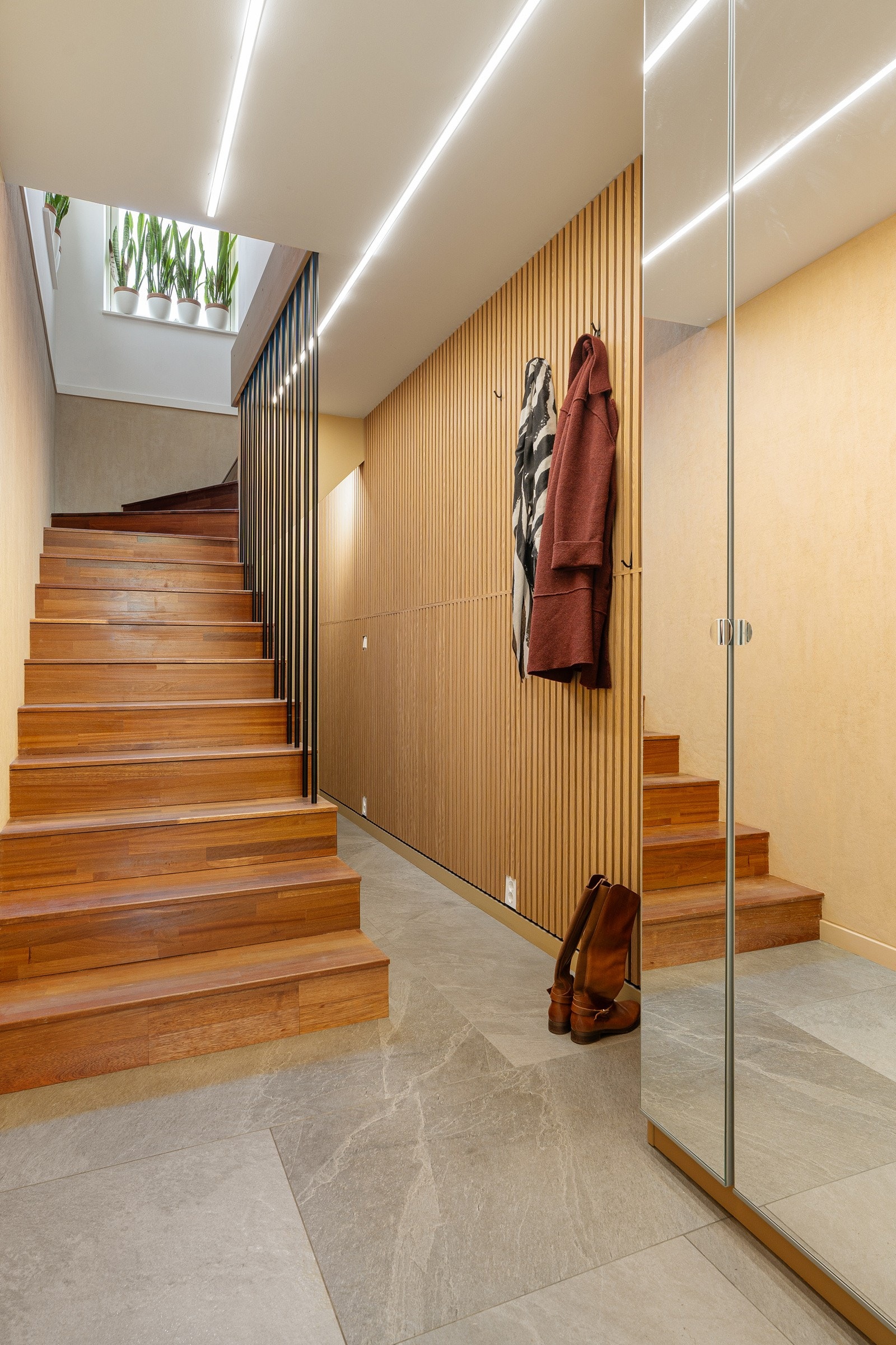 Trappa tar deg opp i 2.Etasje.