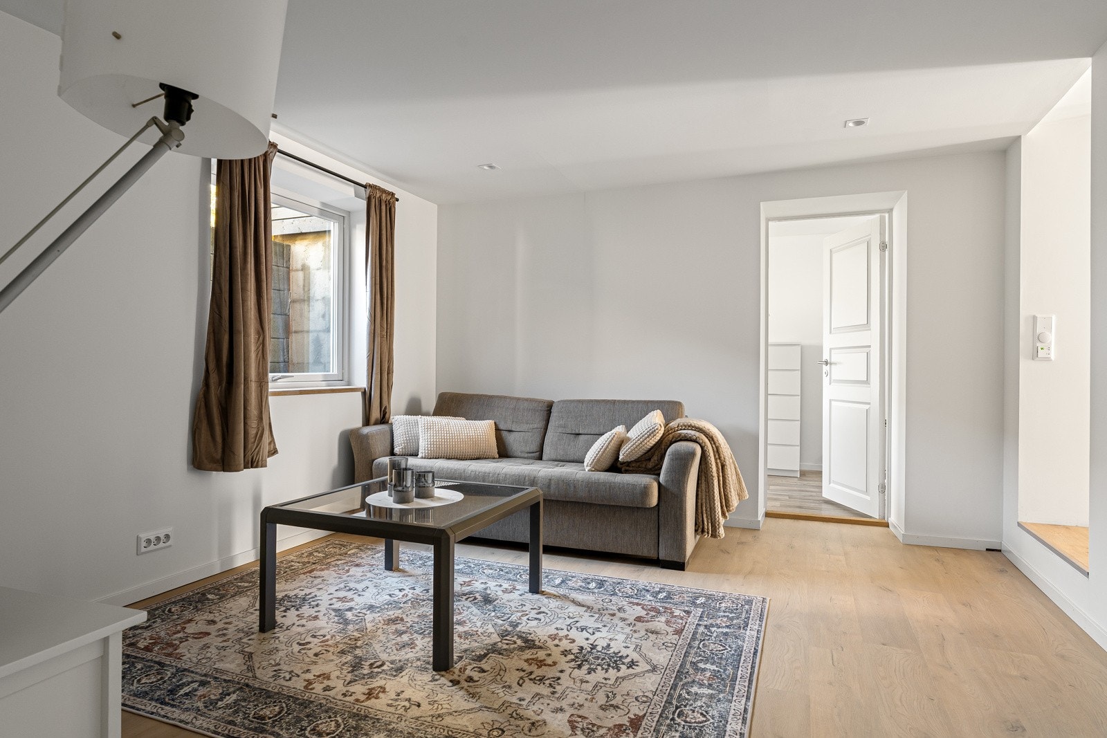 Lyse overflater og godt lysinnslipp gir en god romfølelse.