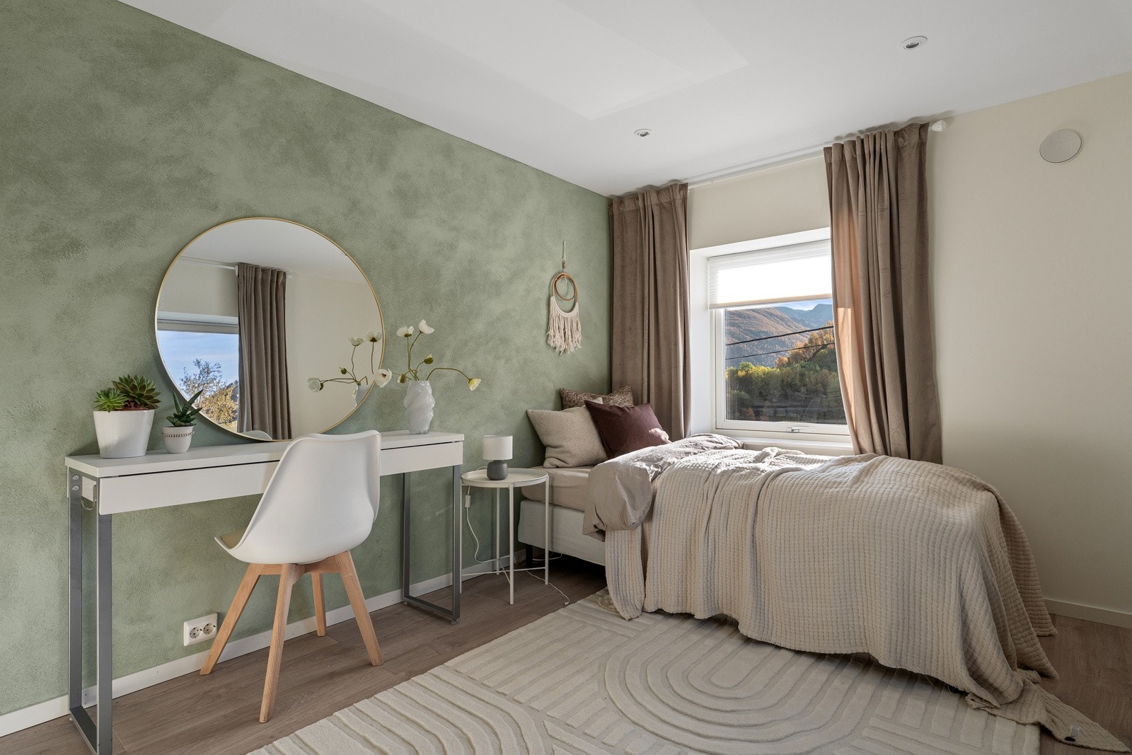 Behagelig fargevalg og store vinduer.