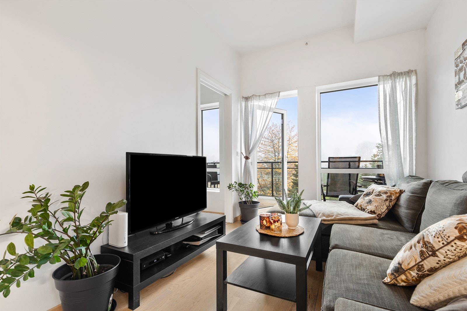 Stuen har utgang til en fin balkong med fin utsikt. Galleribilde