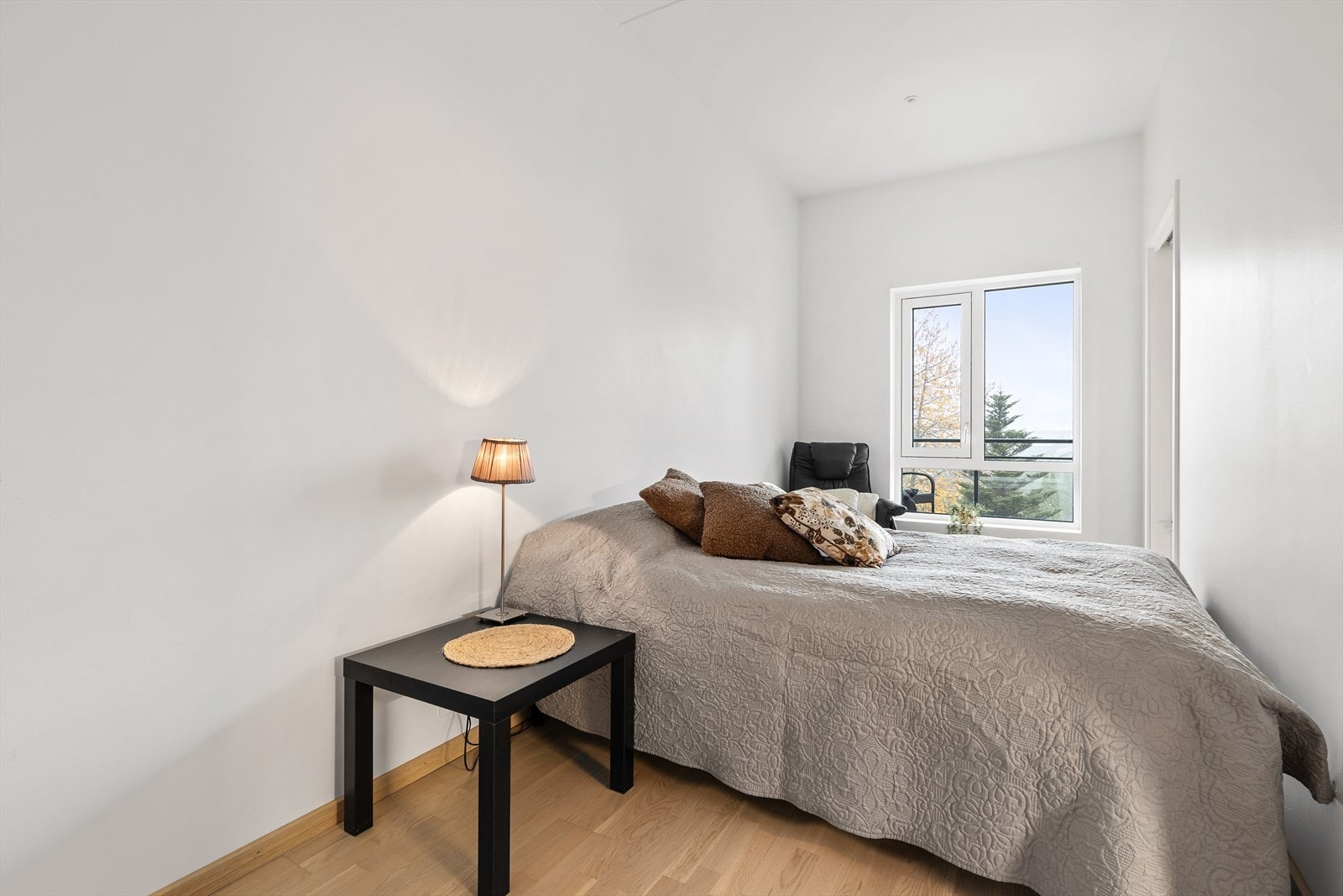 Romslig soverom med tilgang fra to sider. Galleribilde