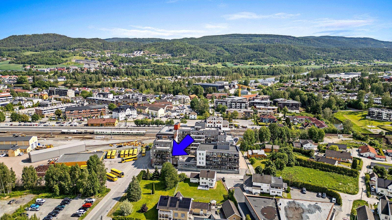 Boligen ligger sentralt til i Hokksund, like ved jernbanestasjonen. Galleribilde