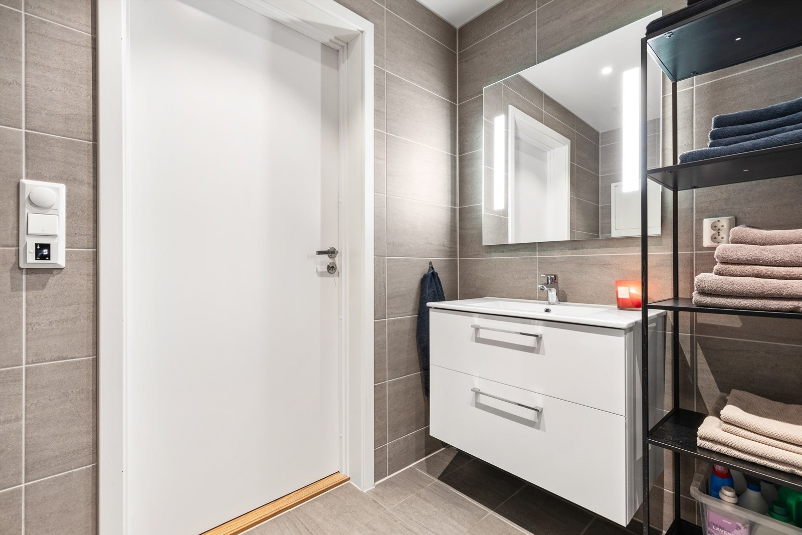 Innredningen har servant med speil og skuffer. Galleribilde