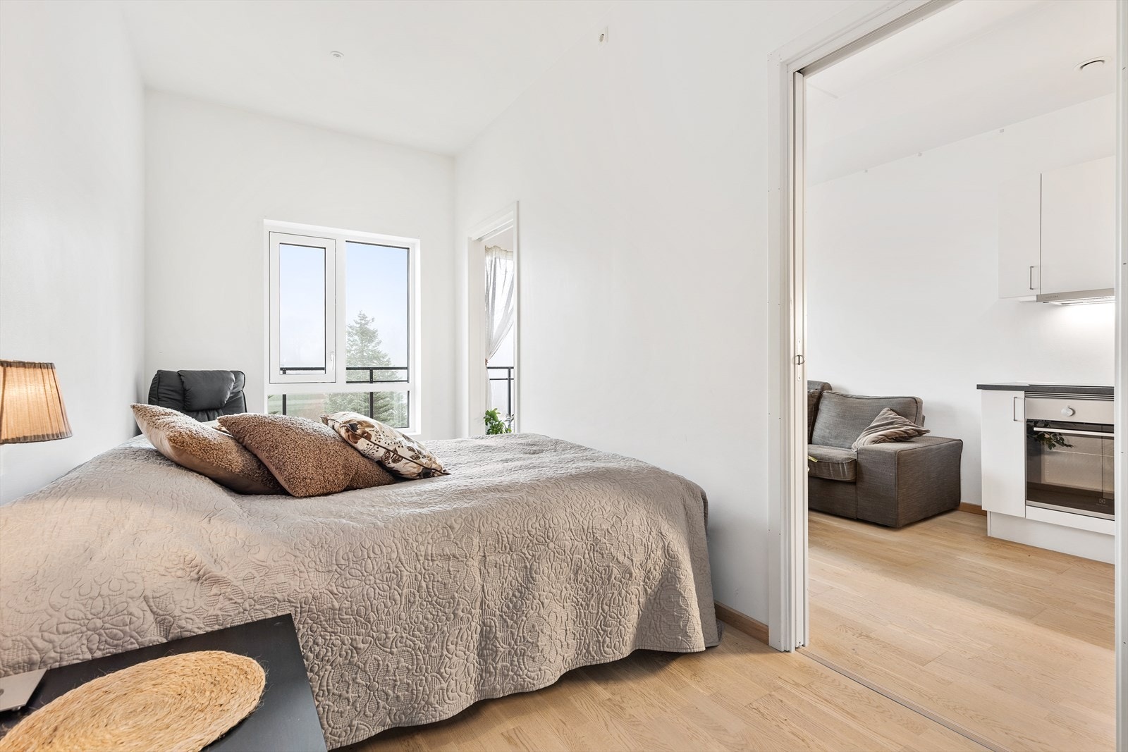 Rommet har god plass til nattbord Galleribilde