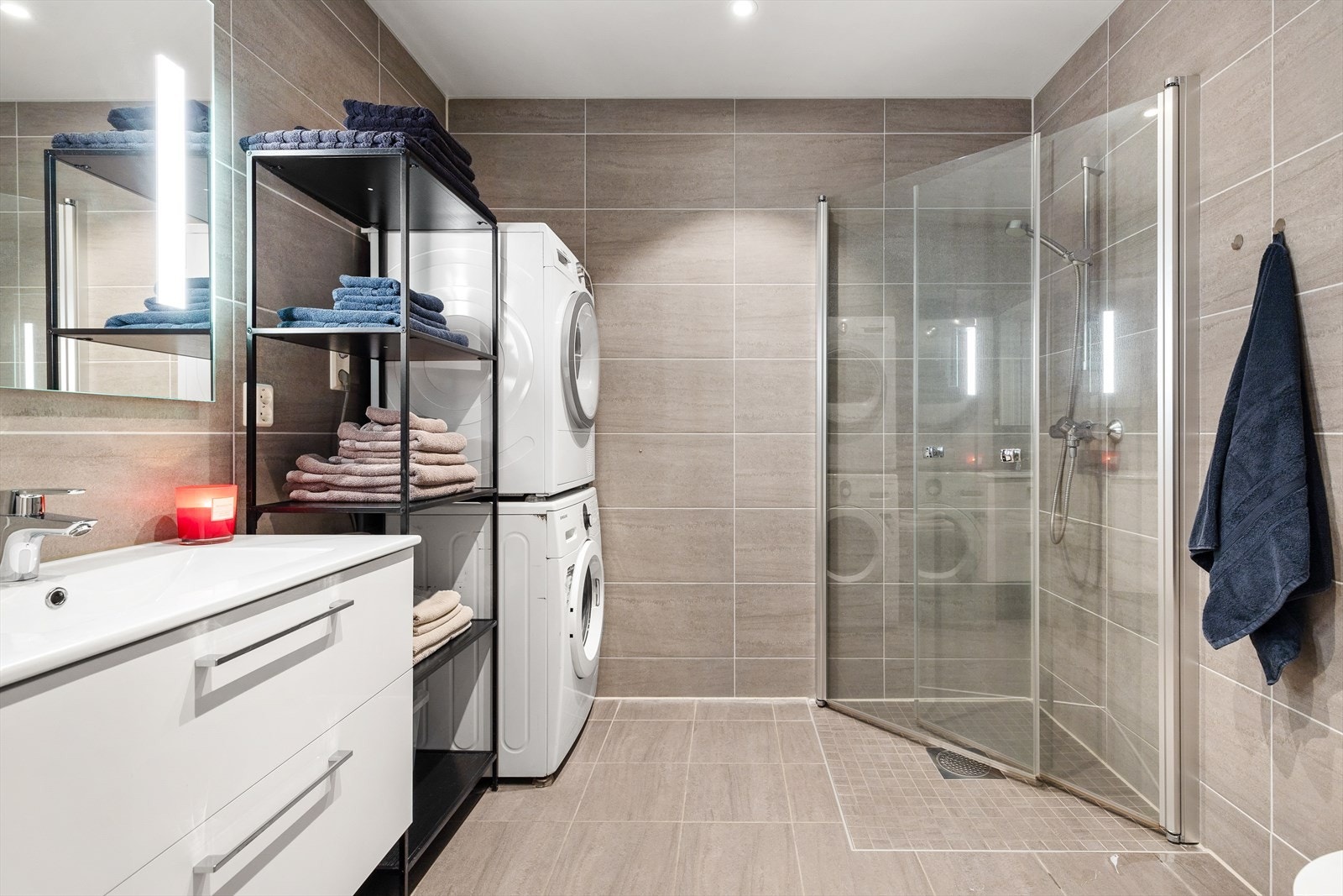 Delikat, flislagt baderom med dusjhjørne. Galleribilde