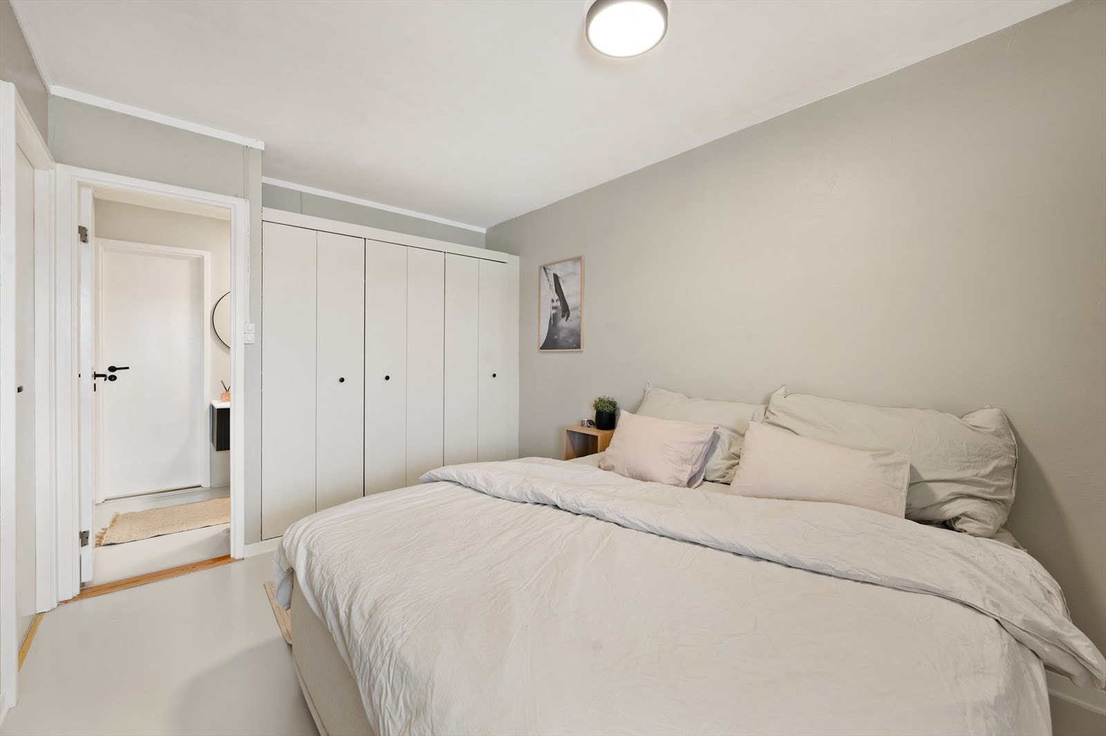 Soverommet har god skapplass og direkte kontakt med badet. Galleribilde