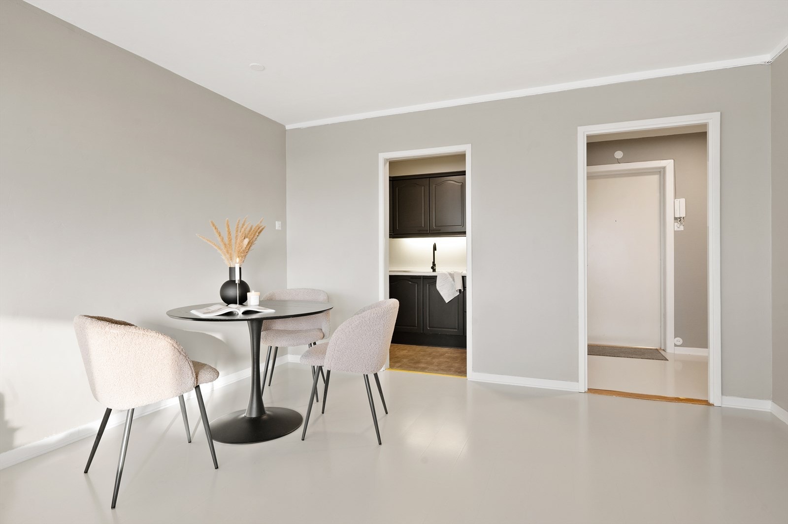 Spisestue rett ved kjøkken. Perfekt for sosiale sammenkomster. Galleribilde