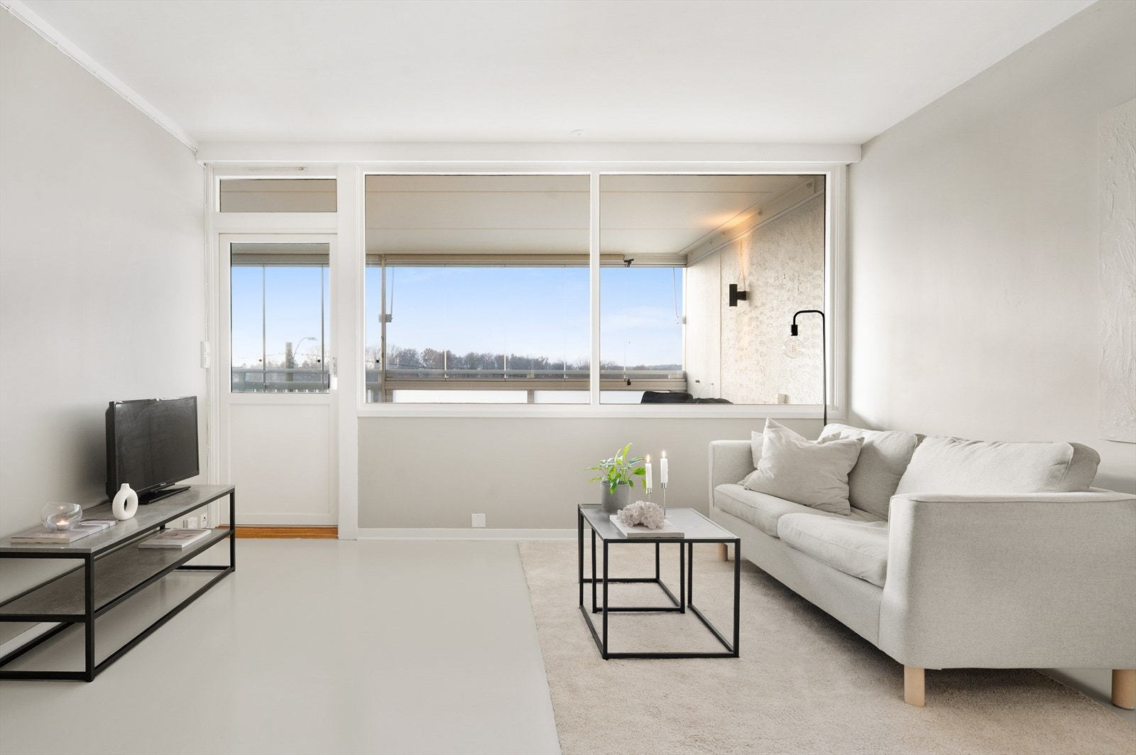 Stue har store vinduer som slipper inn rikelig med naturlig lys. Galleribilde