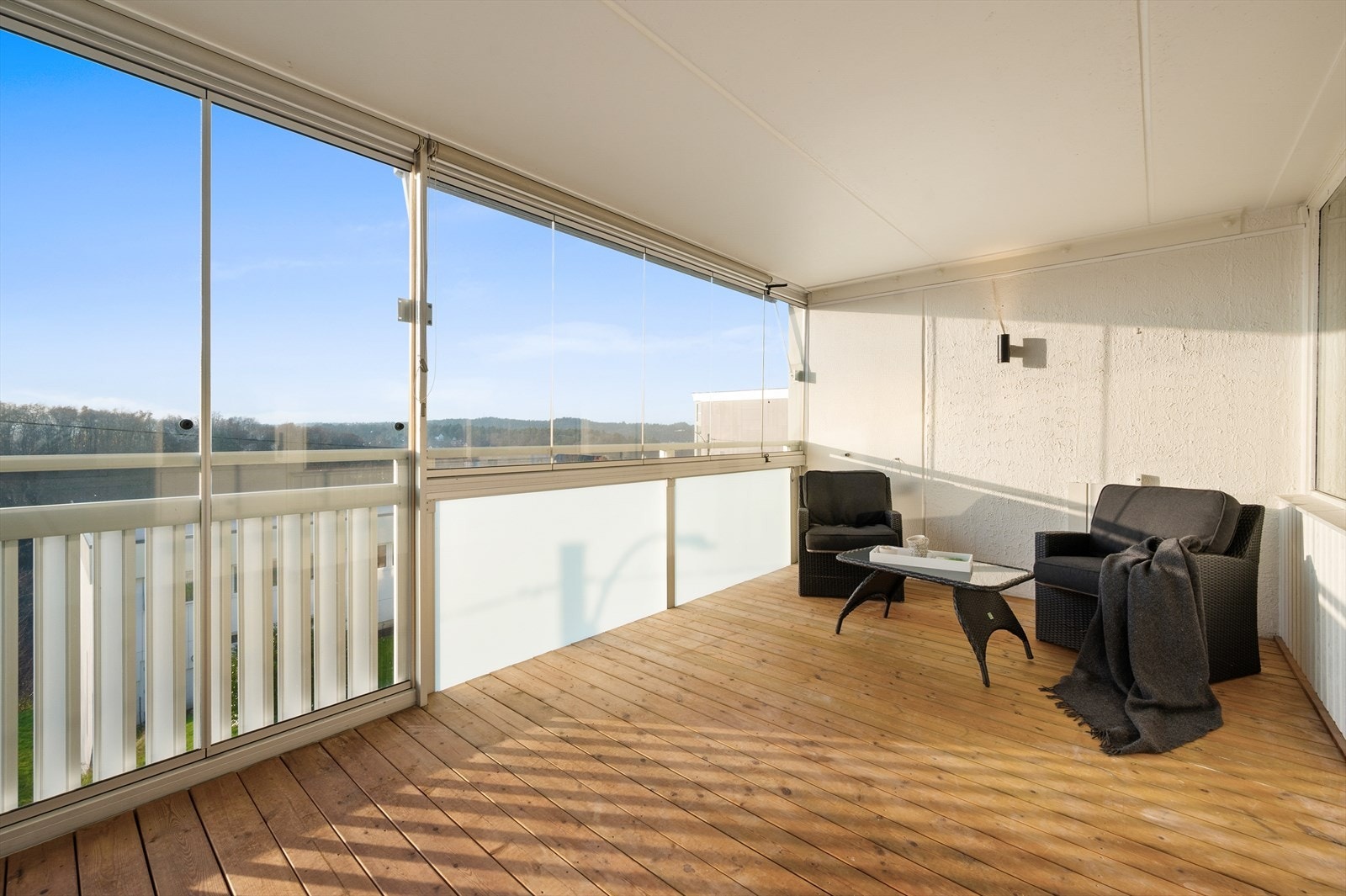 Den innglassede balkongen gir deg 17 kvm. med ekstra stue om sommeren. Galleribilde