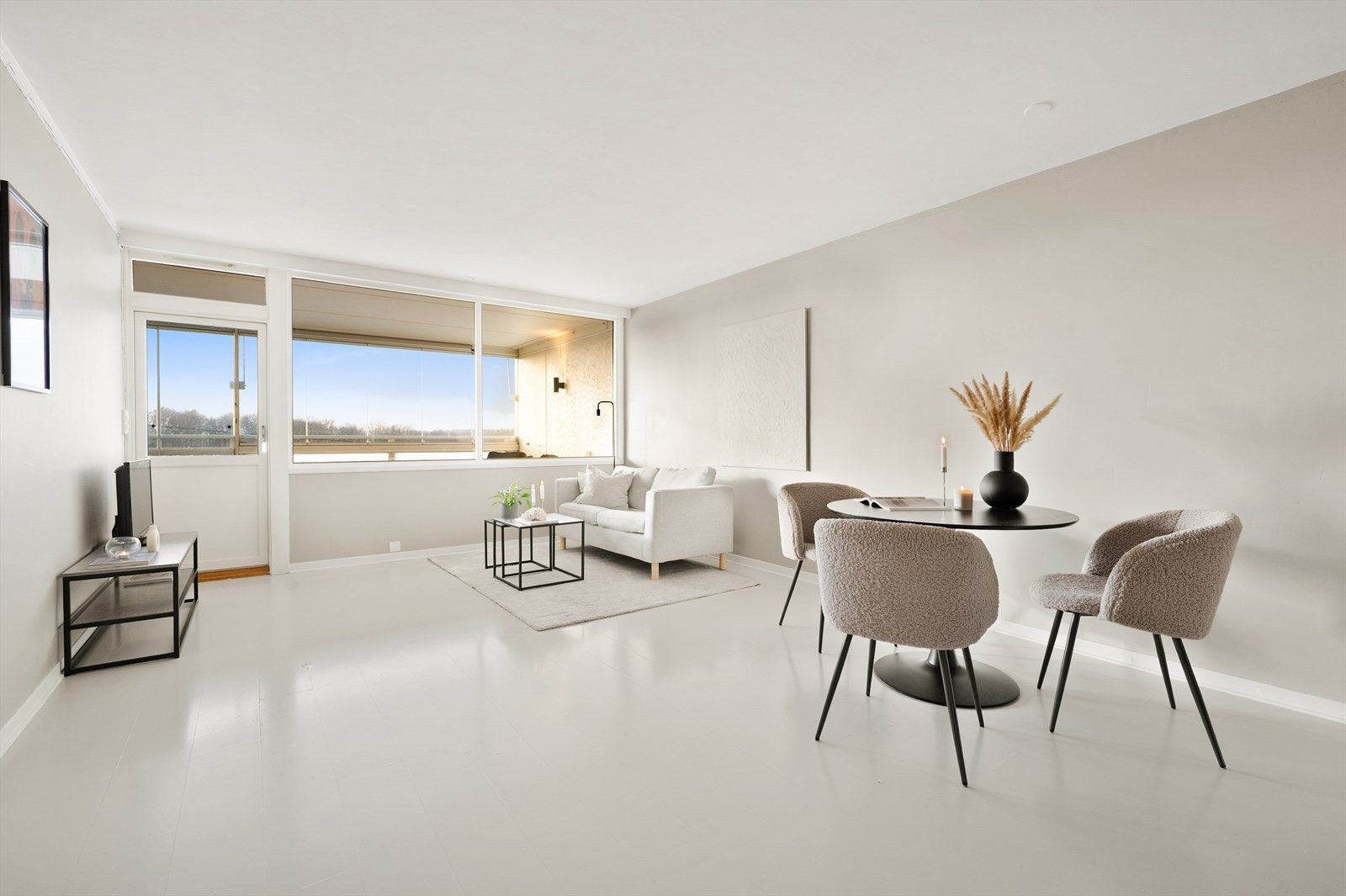 Exbo Arendal v/Andrè Jæger Walderhaug ønsker deg hjertelig velkommen til Bratthenget 4! En nylig oppusset andelsleilighet i populært borettslag. Galleribilde